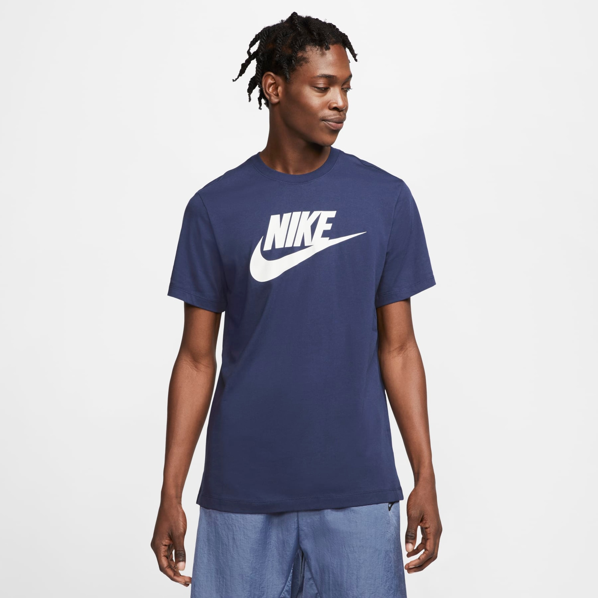 Camiseta Nike Sportswear Essential Icon Futura - Feminina em Promoção