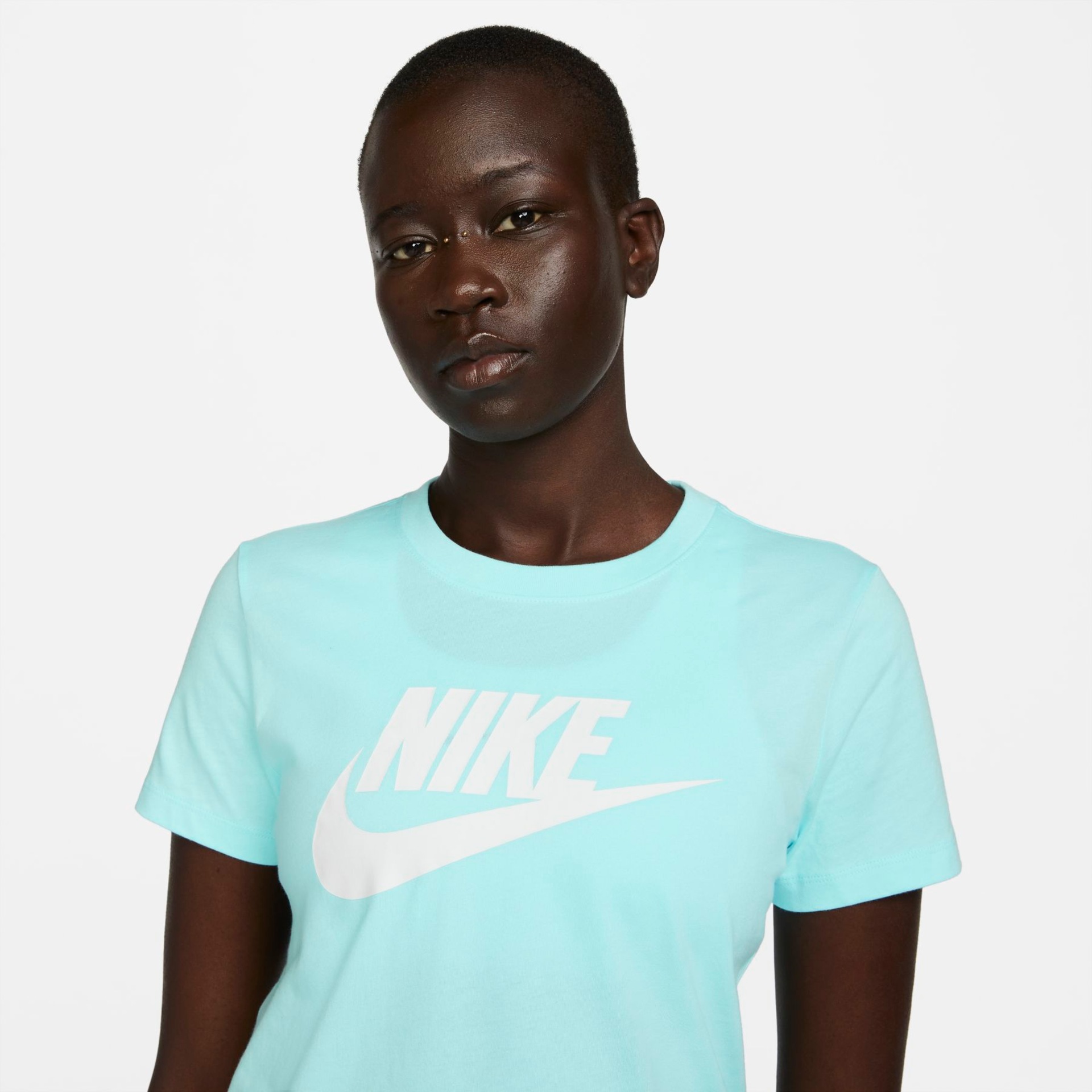 Camiseta Nike Sportswear Essential Icon Futura Feminina - Foto 3