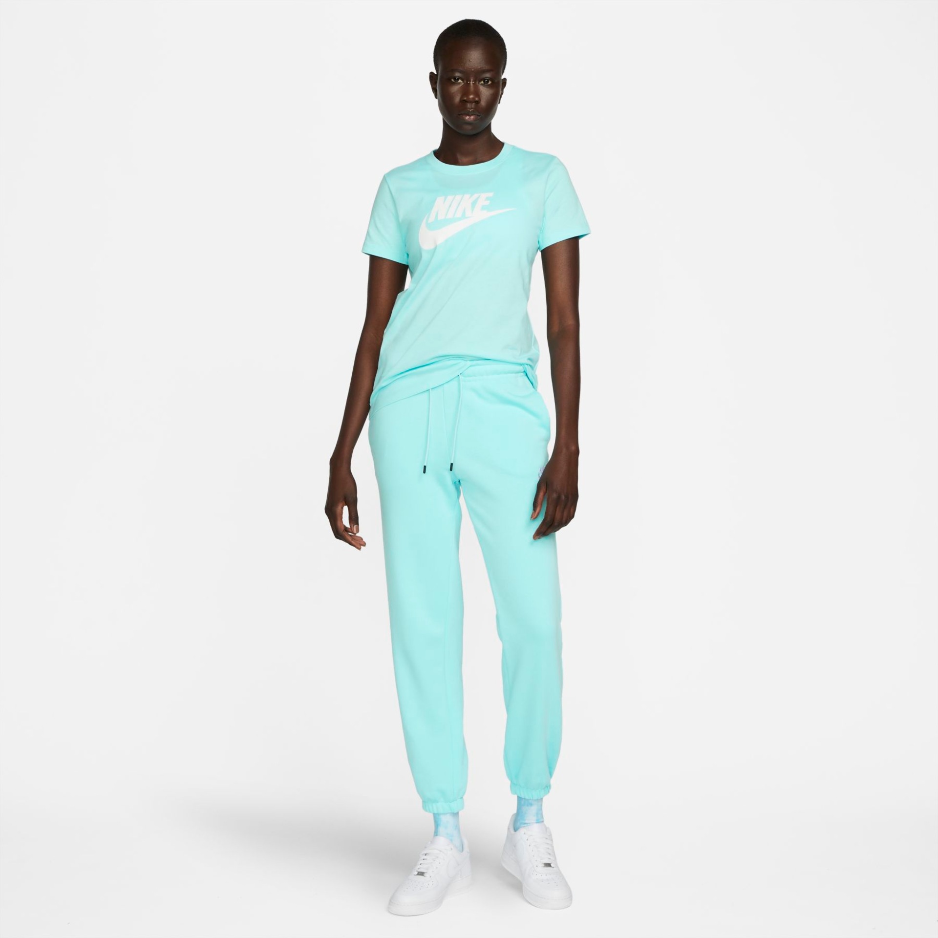 Camiseta Nike Sportswear Essential Icon Futura Feminina - Foto 4