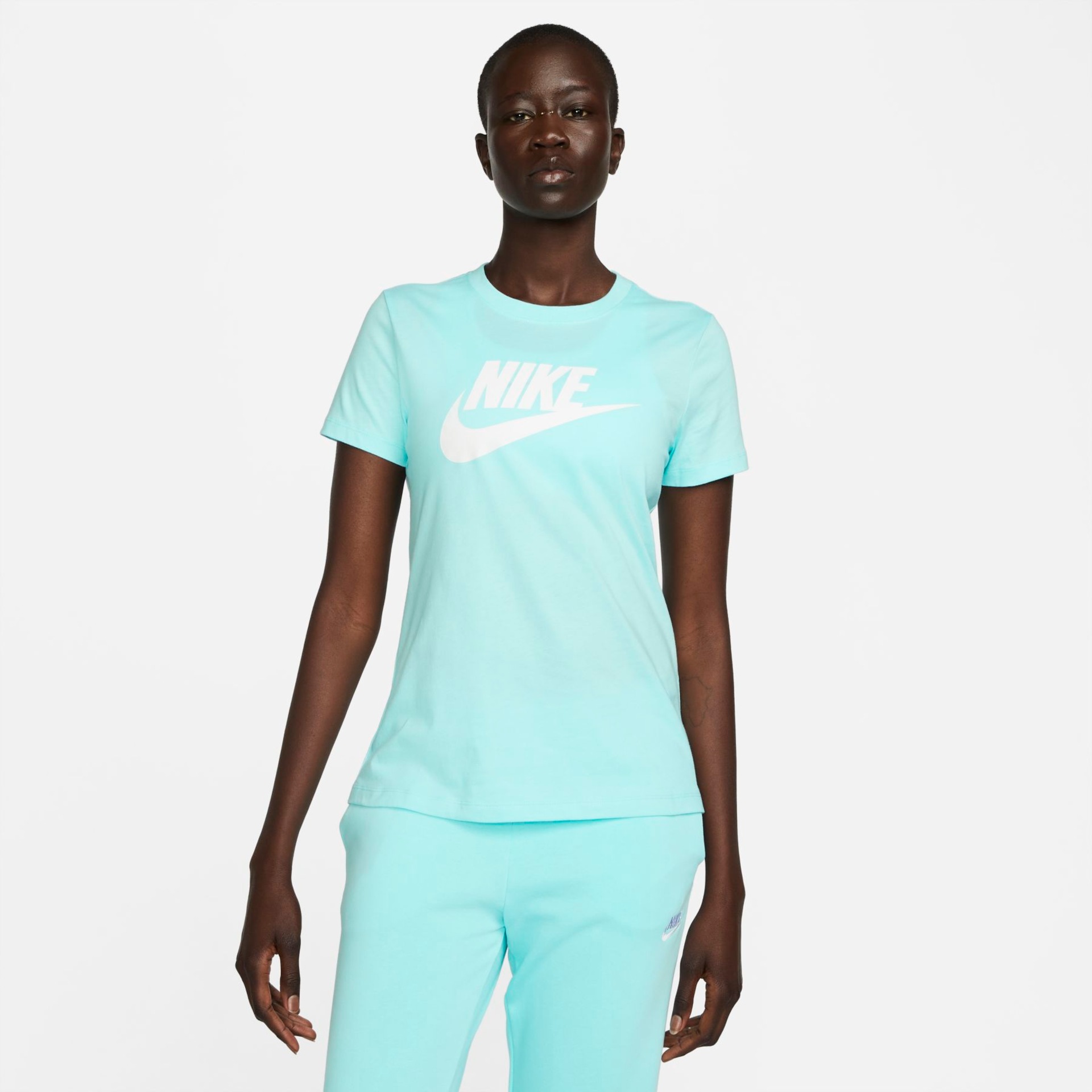 Camiseta Nike Sportswear Essential Icon Futura Feminina - Foto 1