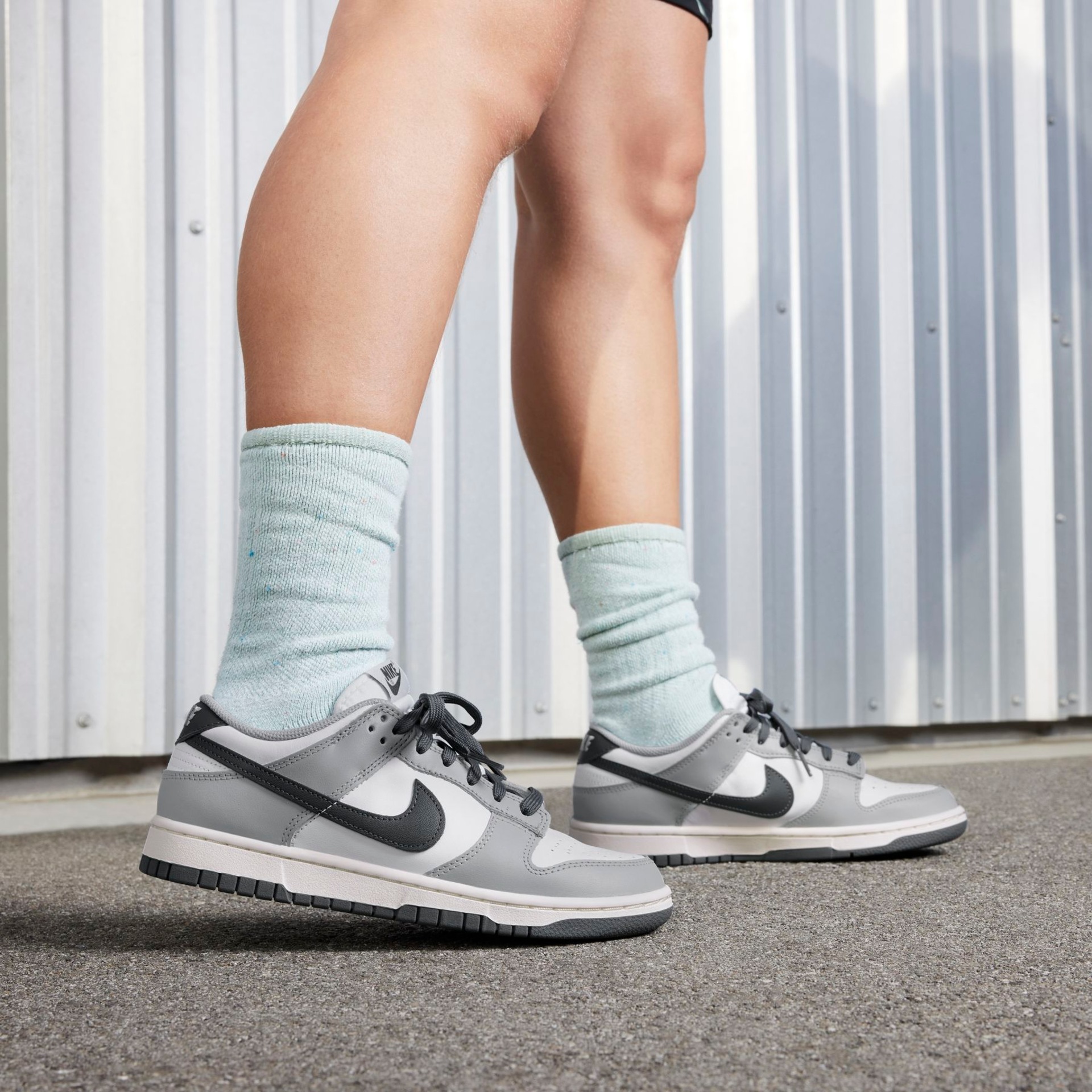 Tênis Nike Dunk Low Feminino - Foto 2