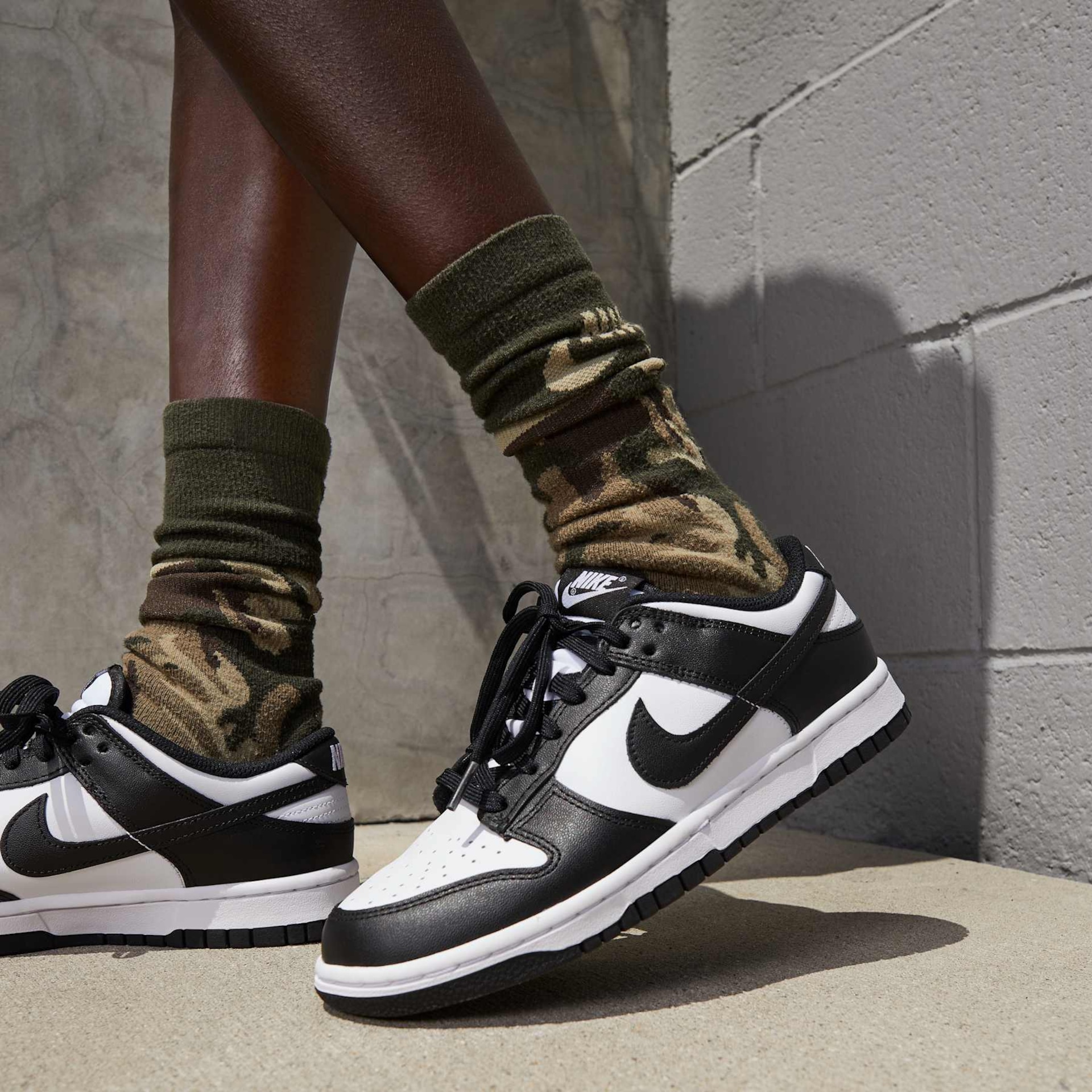 Tênis Nike Dunk Low Panda Feminino - Foto 14