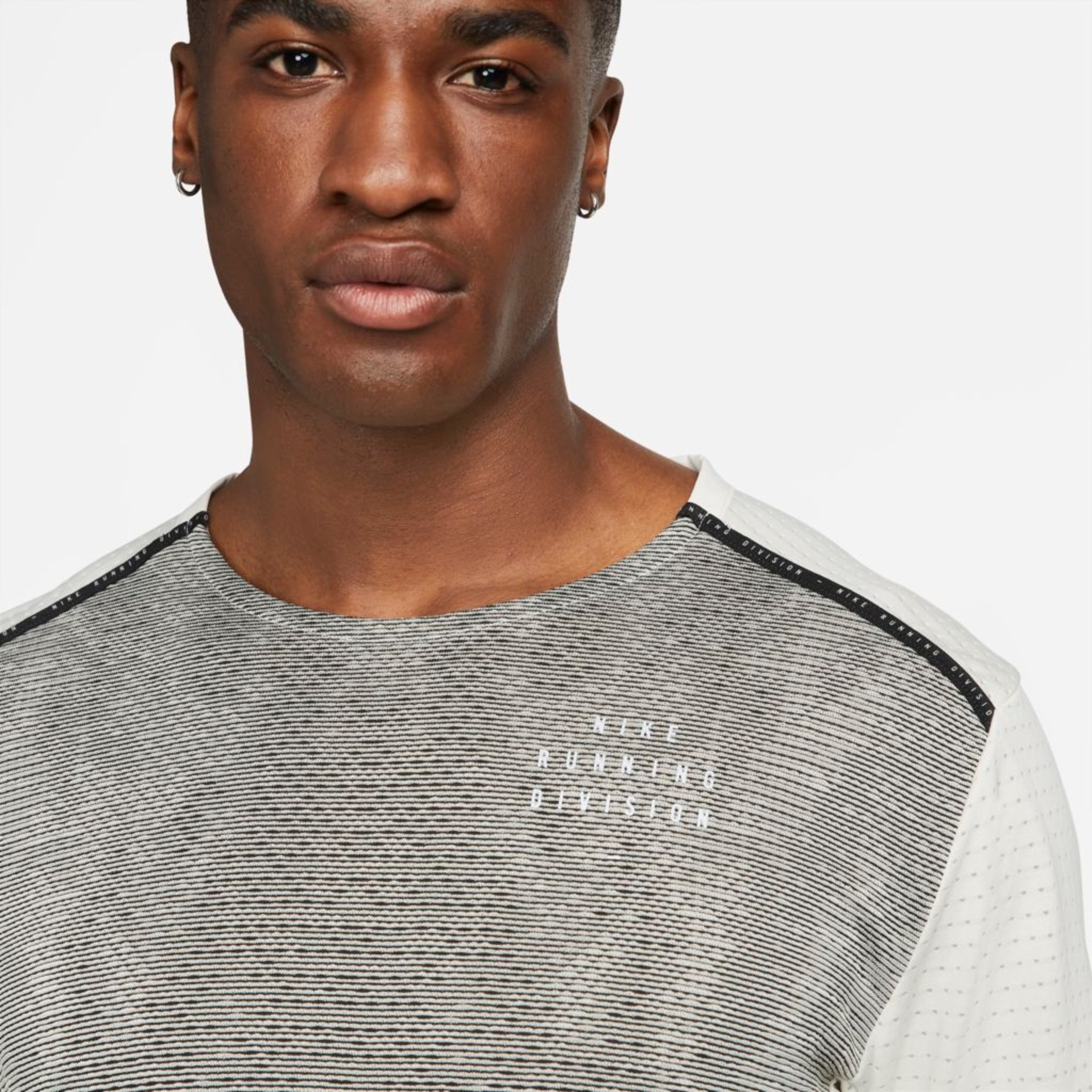 Camiseta Nike Dri-FIT Run Division Rise 365 Masculina - Foto 4