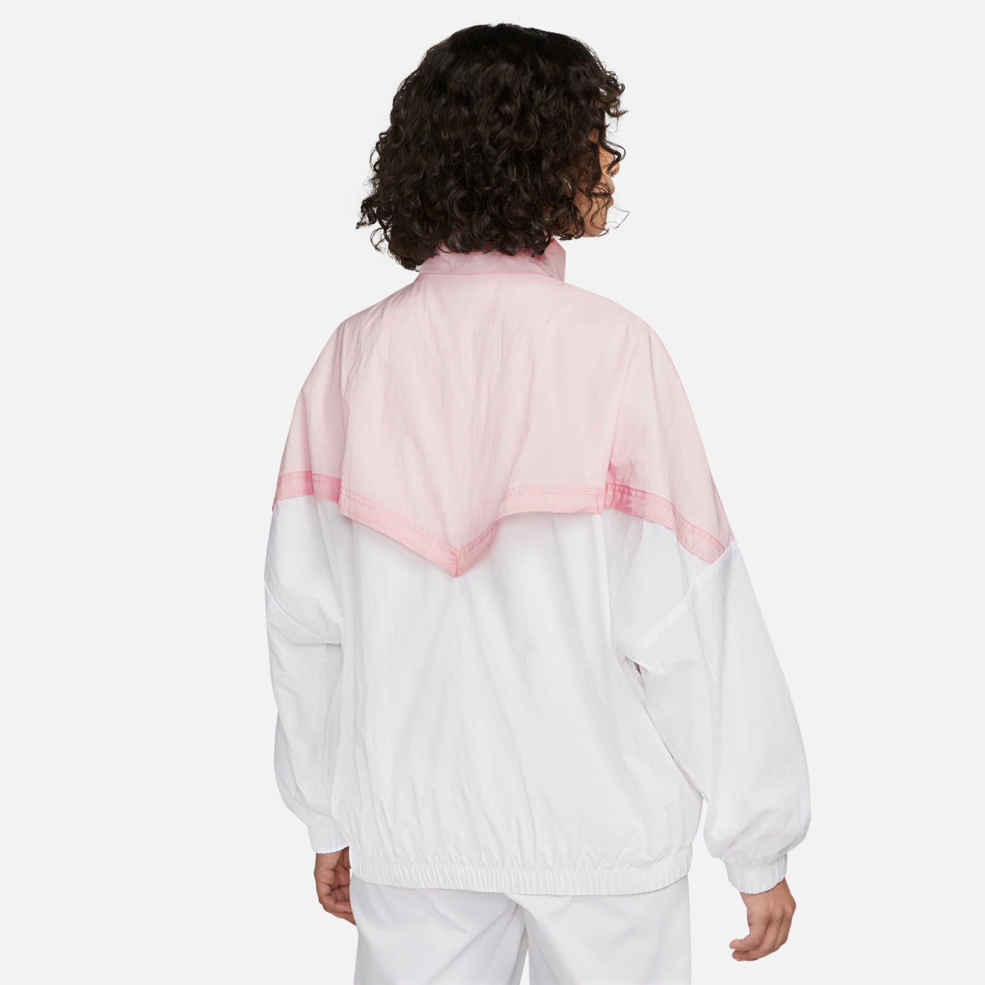 Jaqueta Nike Sportswear Essential Windrunner Feminina - Foto 2