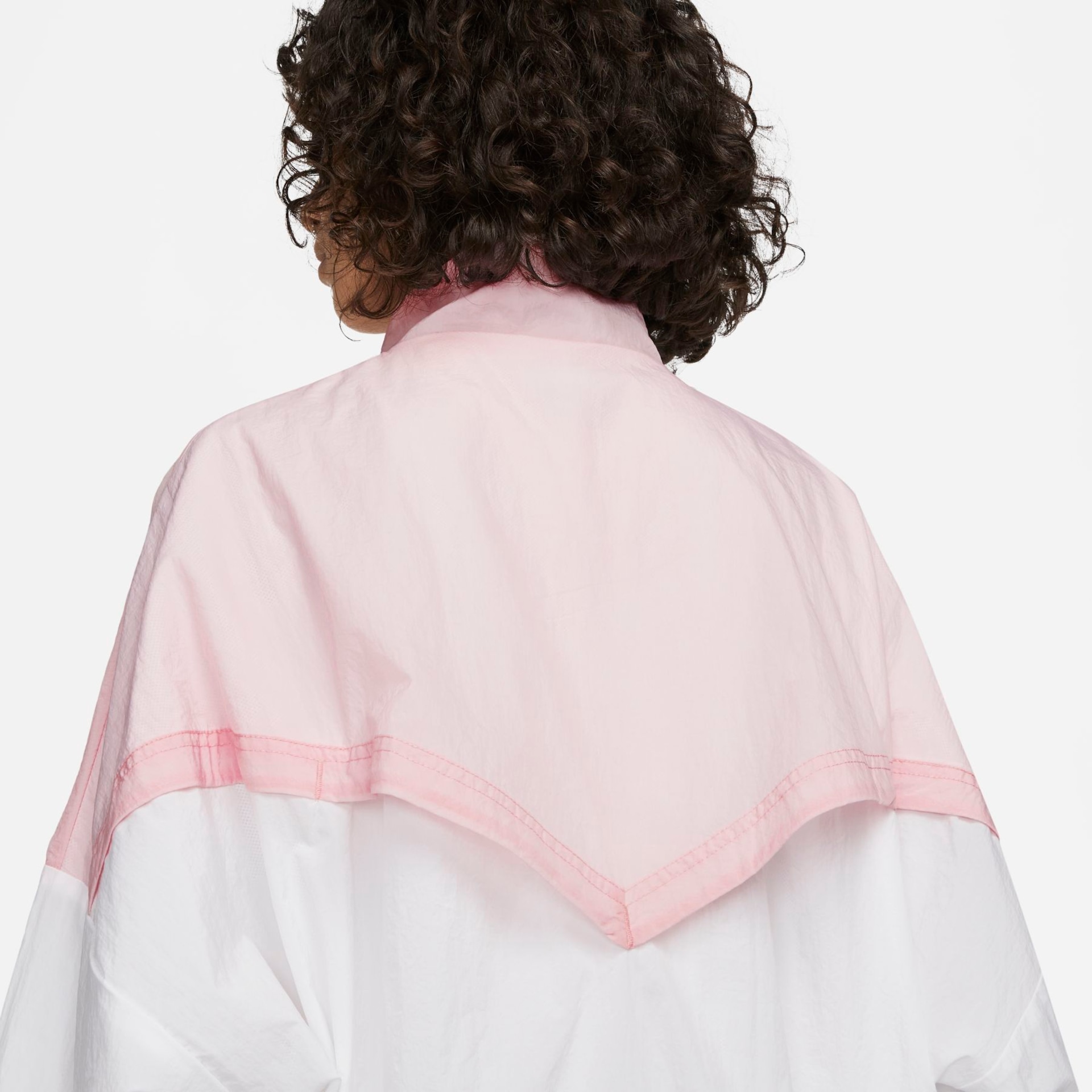 Jaqueta Nike Sportswear Essential Windrunner Feminina - Foto 4