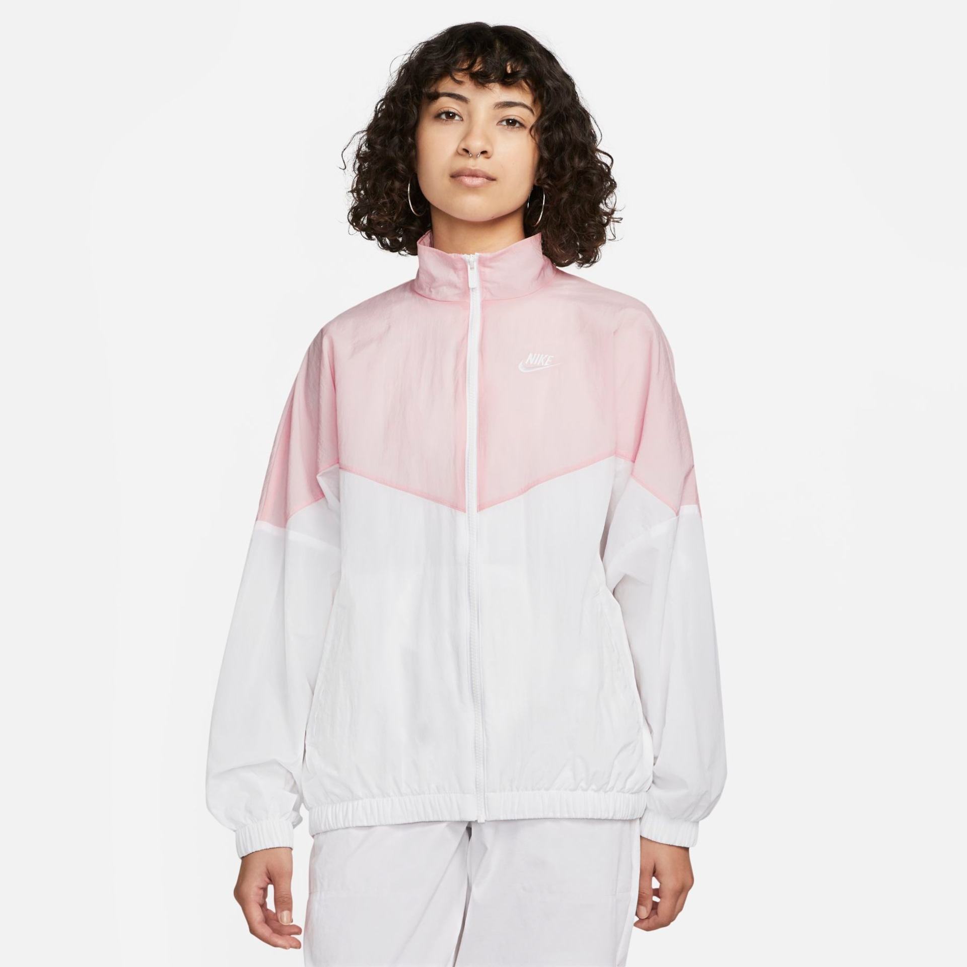 Jaqueta Nike Sportswear Essential Windrunner Feminina - Foto 1