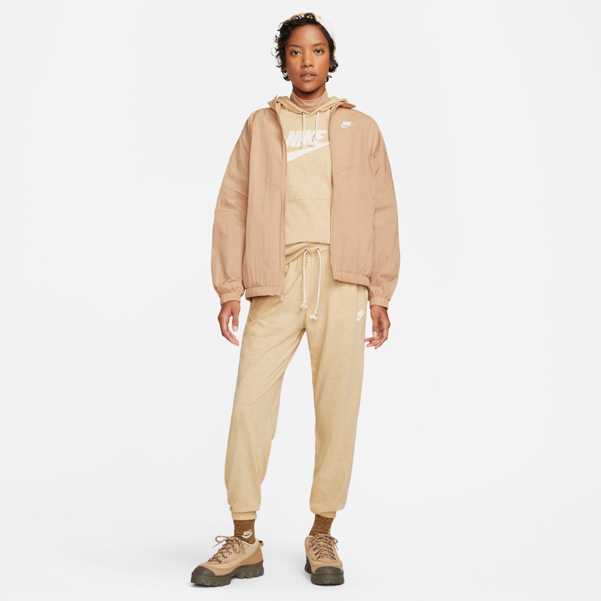 Jaqueta Nike Sportswear Essential Windrunner Feminina - Foto 6