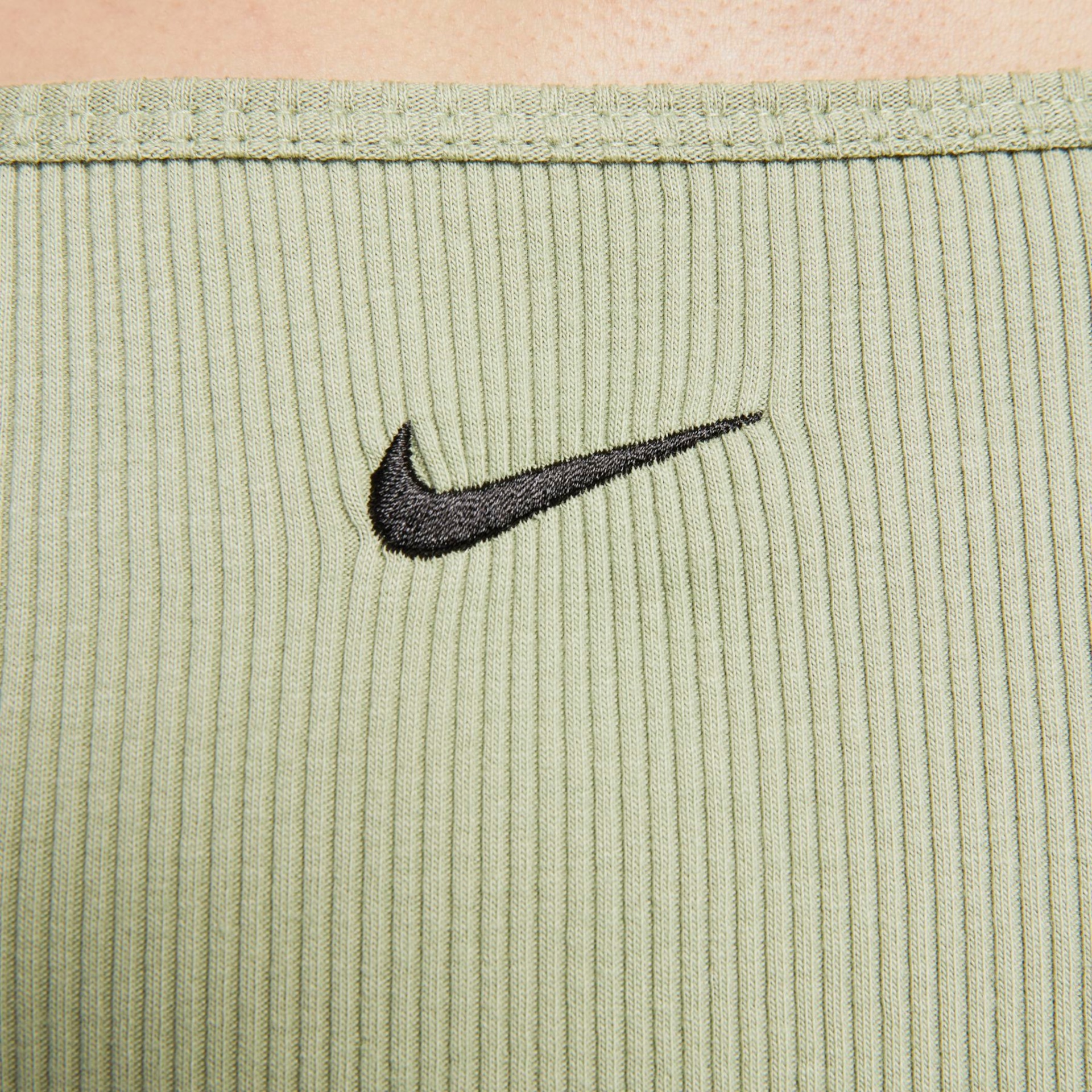 Regata Nike Sportswear Essential Feminina - Foto 4