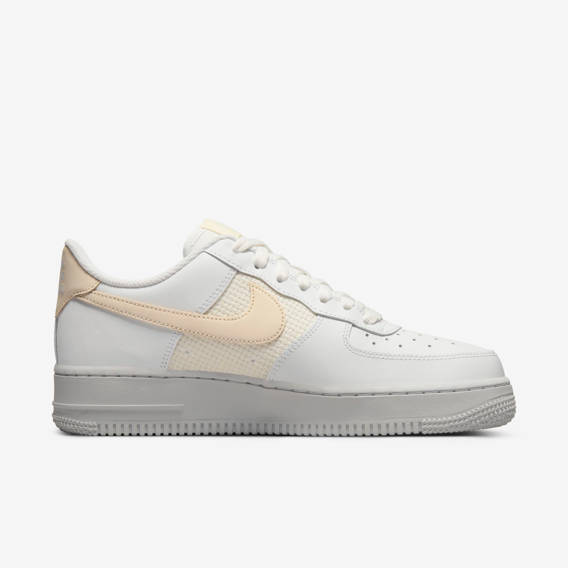 Tênis Nike Air Force 1 "07 ESS Feminino - Foto 3