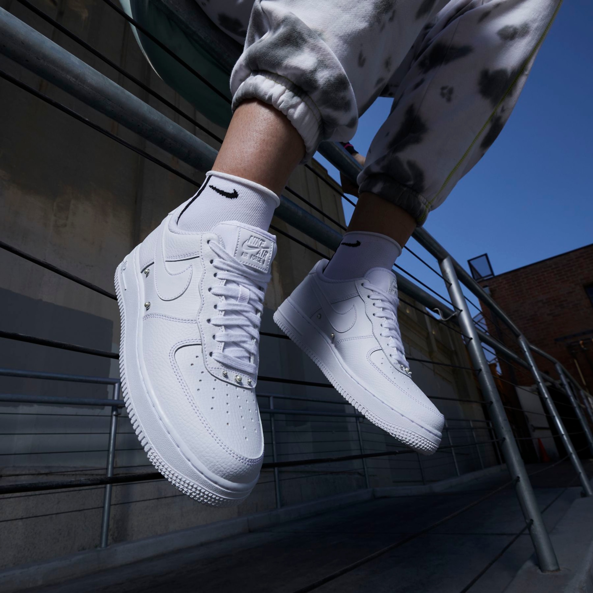 Tênis Nike Air Force 1 "07 SE Feminino - Foto 2