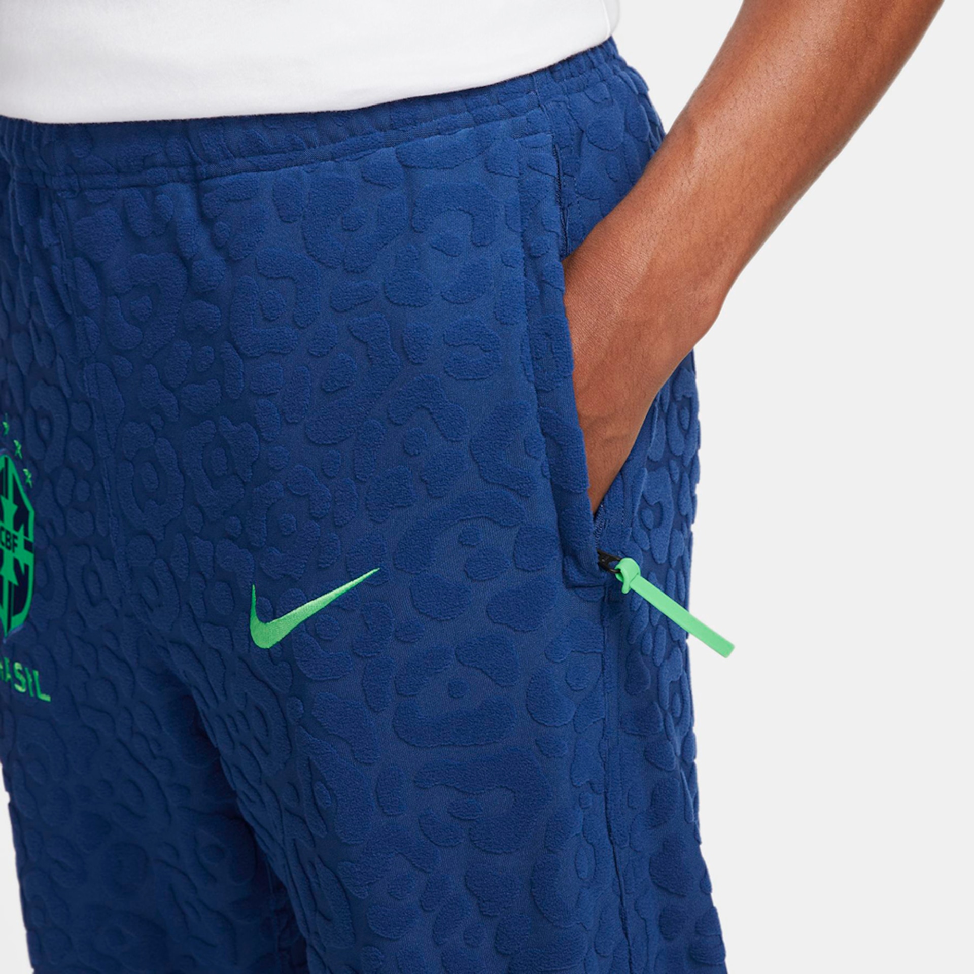 Calça Nike Brasil Swoosh Masculina - Foto 3