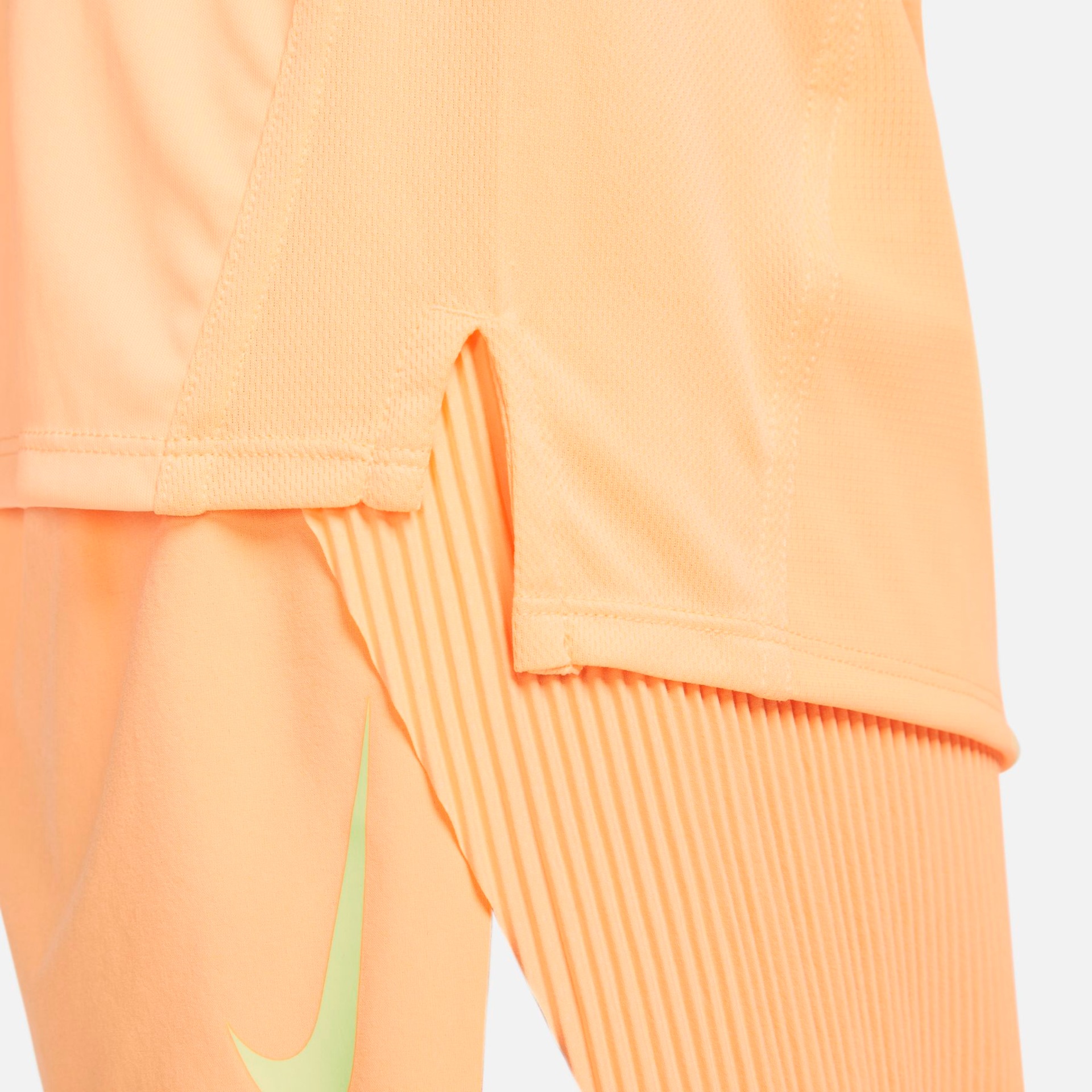 Camiseta Nike Dri-FIT Race Feminina - Foto 4