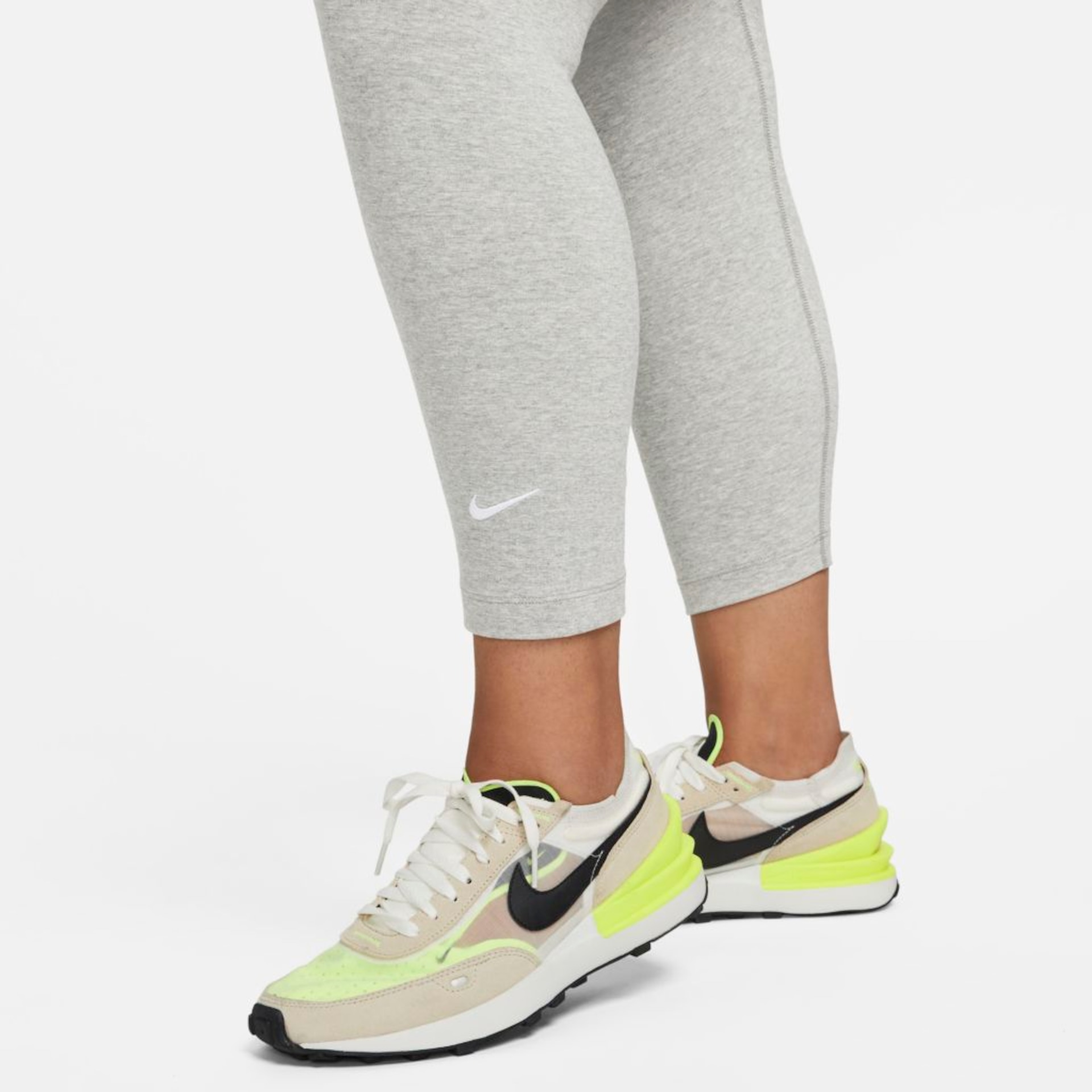 Plus Size - Legging Nike Sportswear Essential Feminina - Foto 4