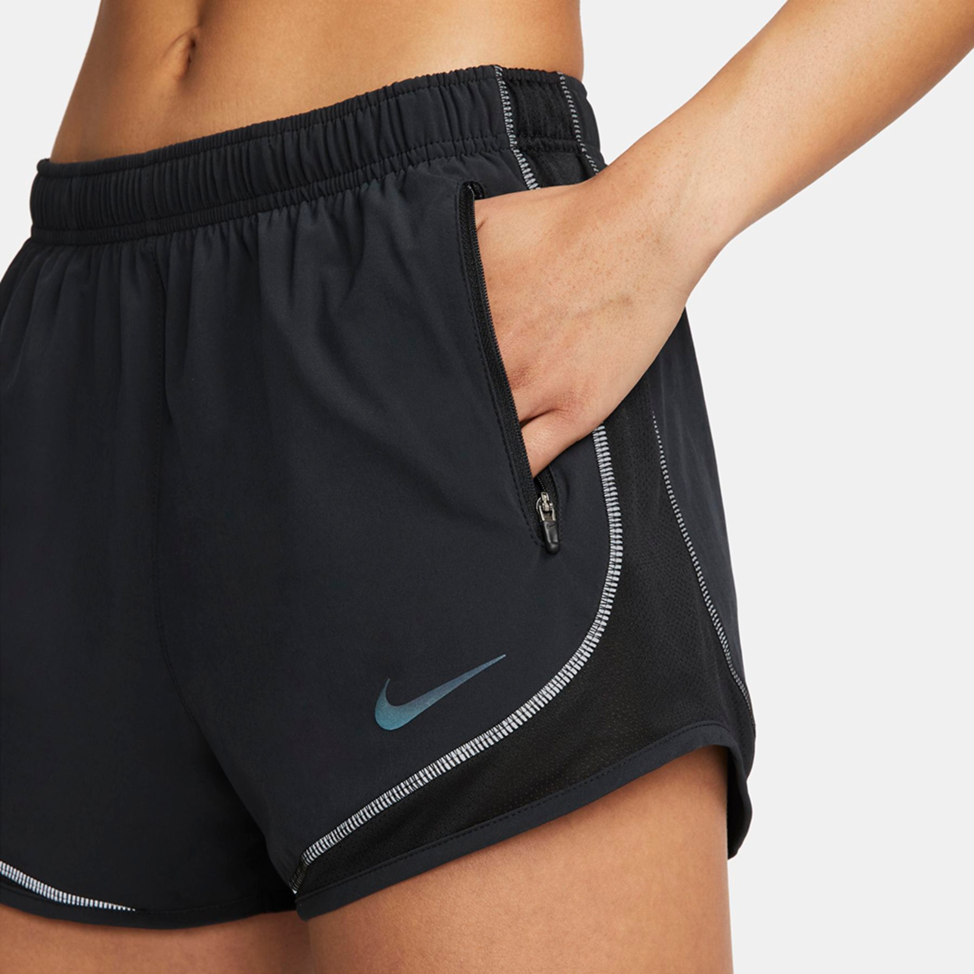 Shorts Nike Dri-FIT Run Division Tempo Luxe Feminino - Foto 4