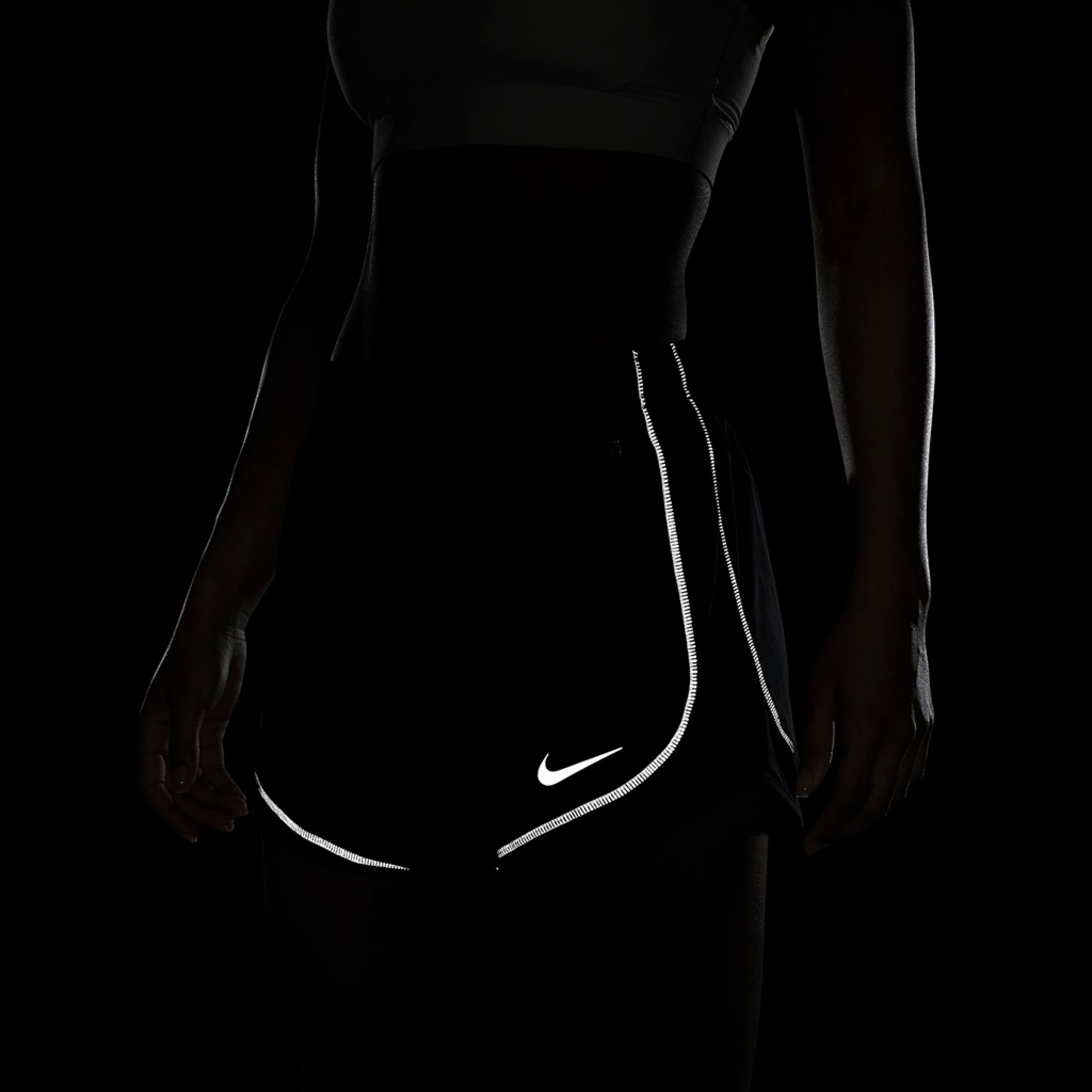 Shorts Nike Dri-FIT Run Division Tempo Luxe Feminino - Foto 7