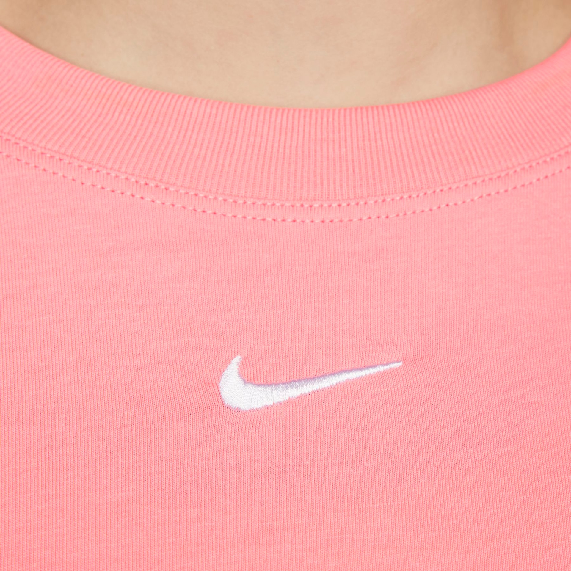 Camiseta Nike Sportswear Essentials Feminina - Foto 4