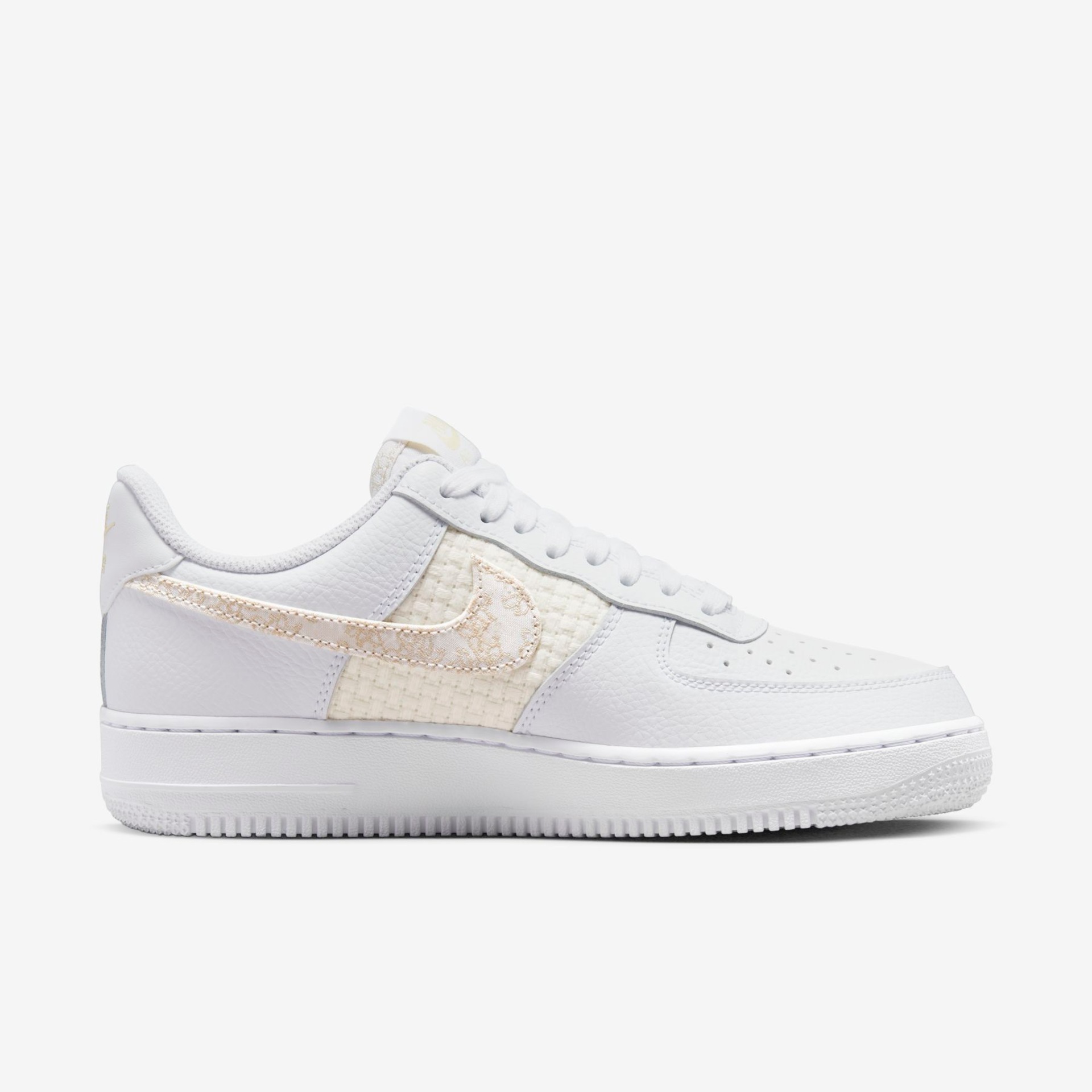 Tênis Nike Air Force 1"07 SE Feminino - Foto 3