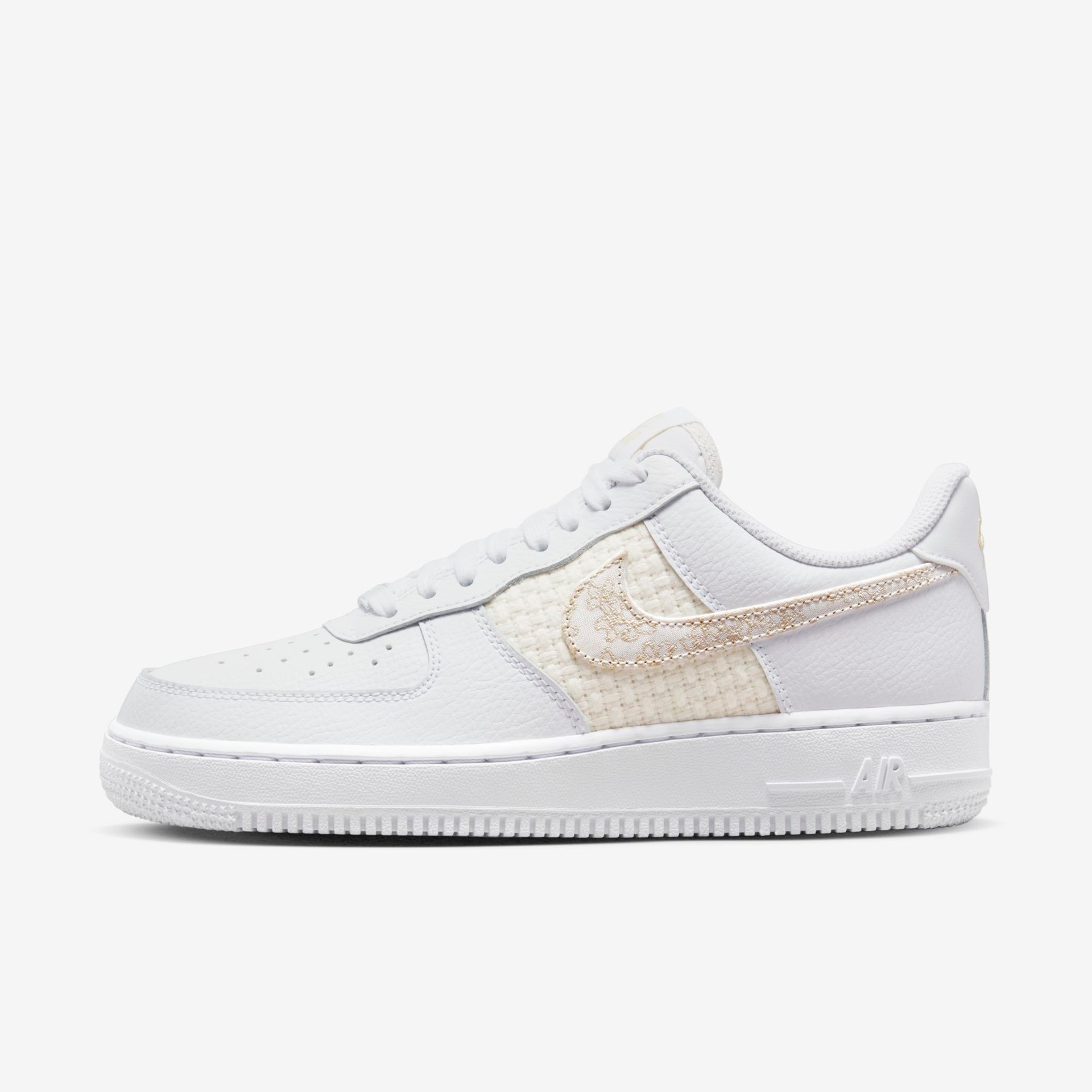 Tênis Nike Air Force 1"07 SE Feminino - Foto 1