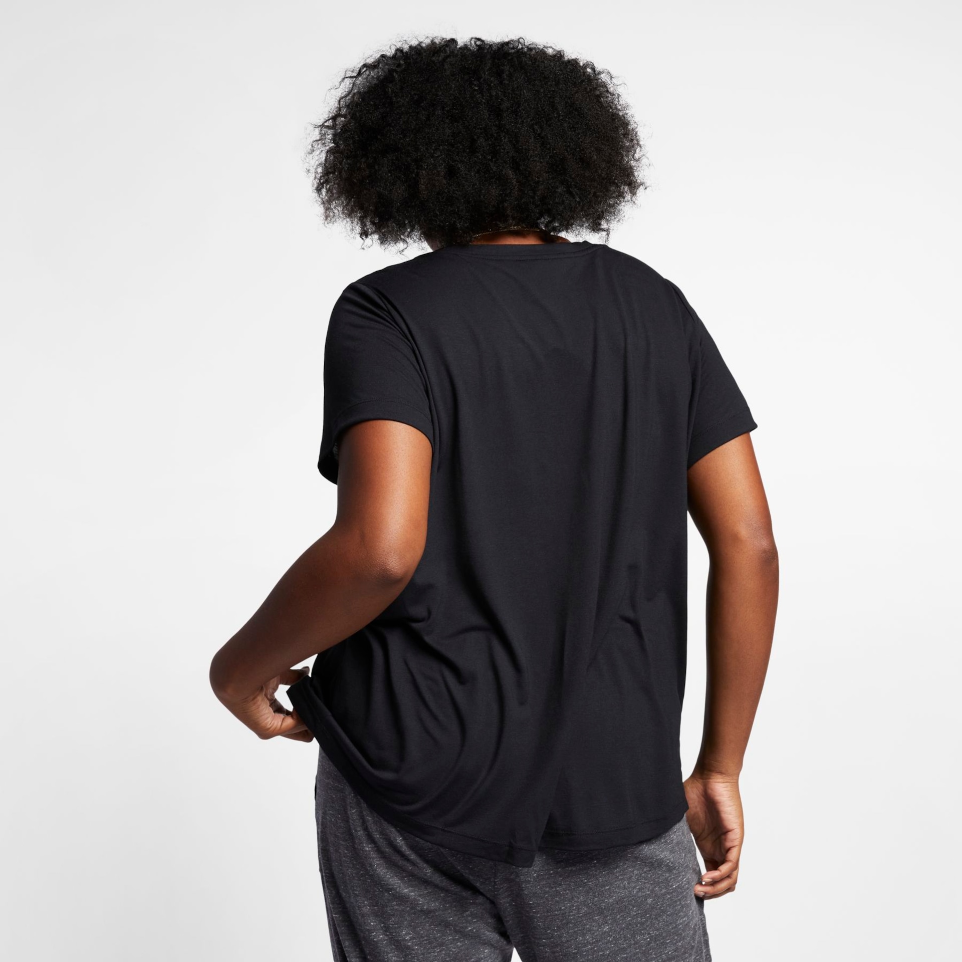 Plus Size - Camiseta Nike Sportswear Essential Feminina - Foto 4