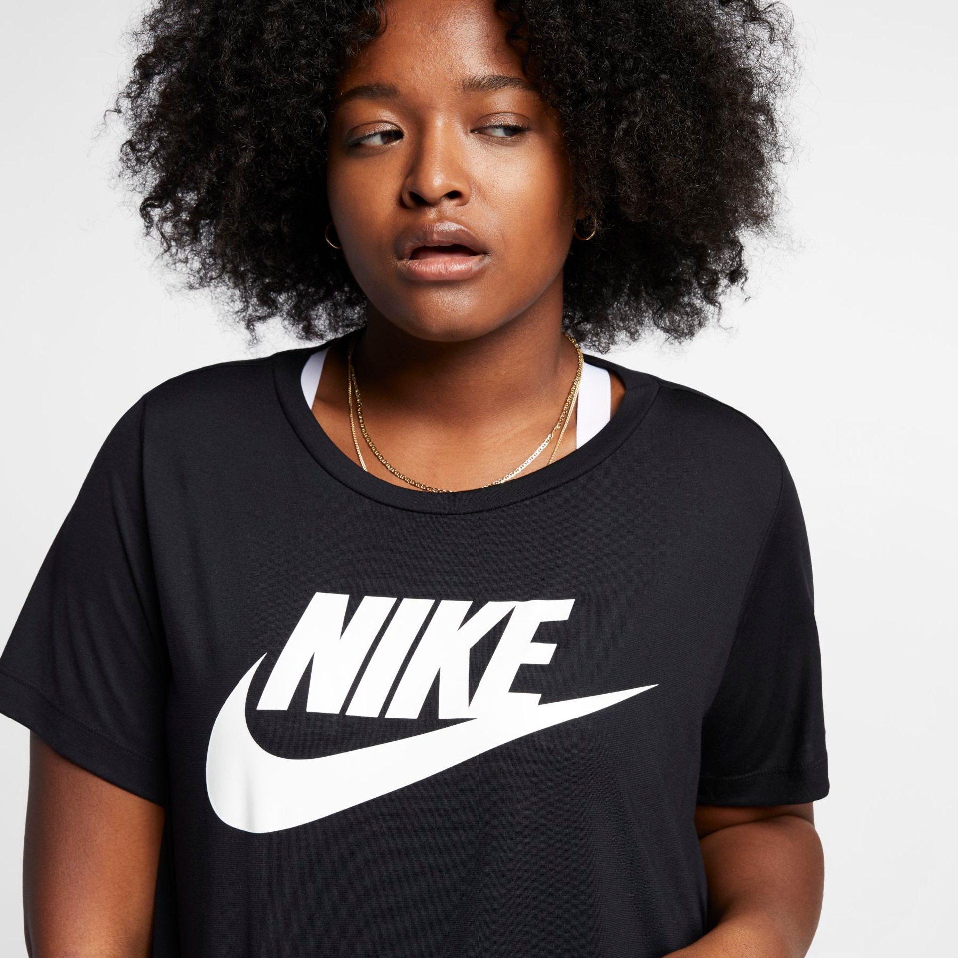 Plus Size - Camiseta Nike Sportswear Essential Feminina - Foto 5