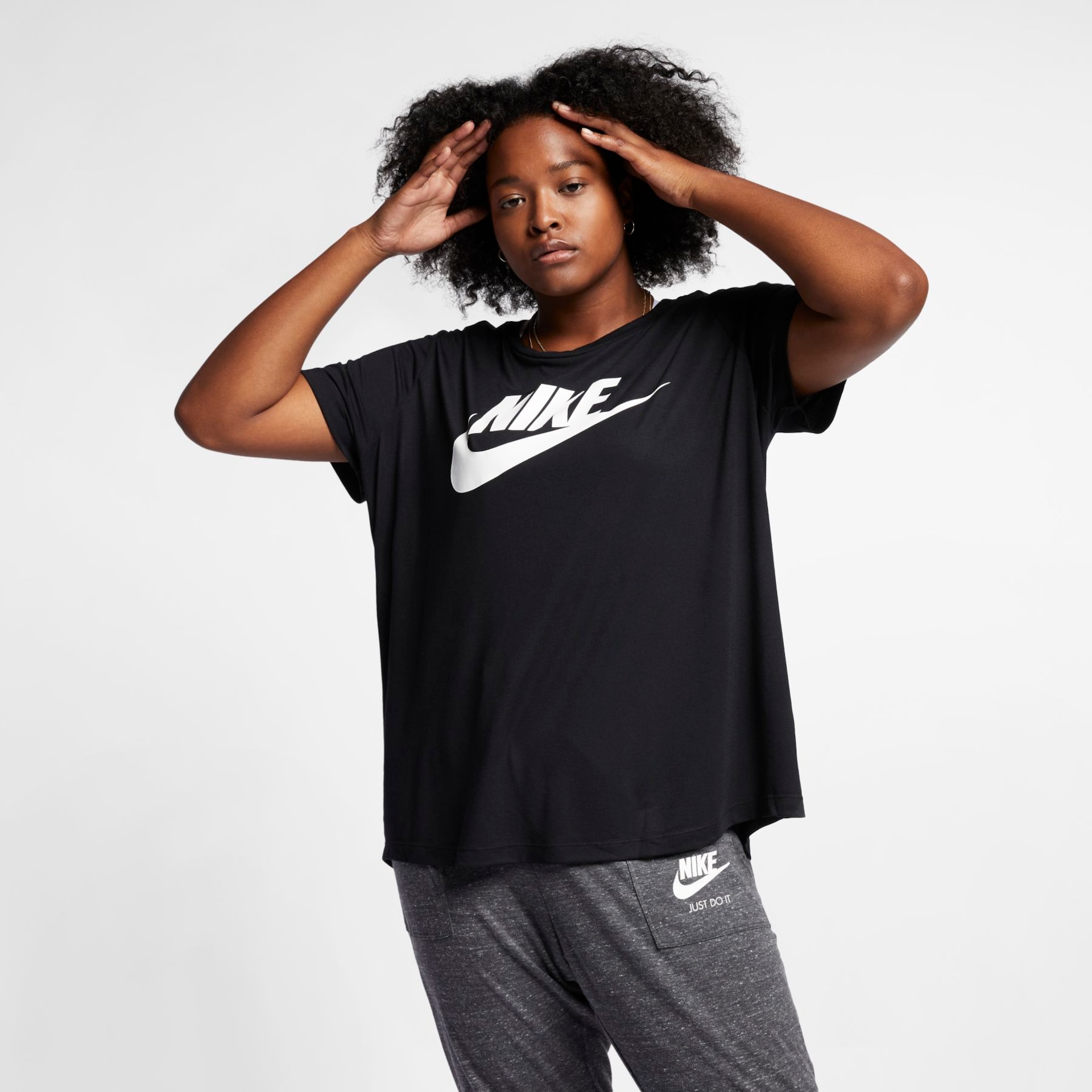 Plus Size - Camiseta Nike Sportswear Essential Feminina - Foto 1