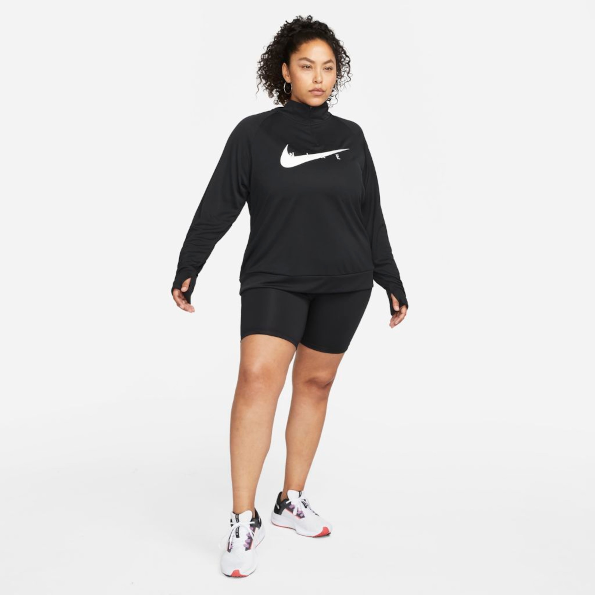 Plus Size - Camiseta Nike Swoosh Run Feminina - Foto 6
