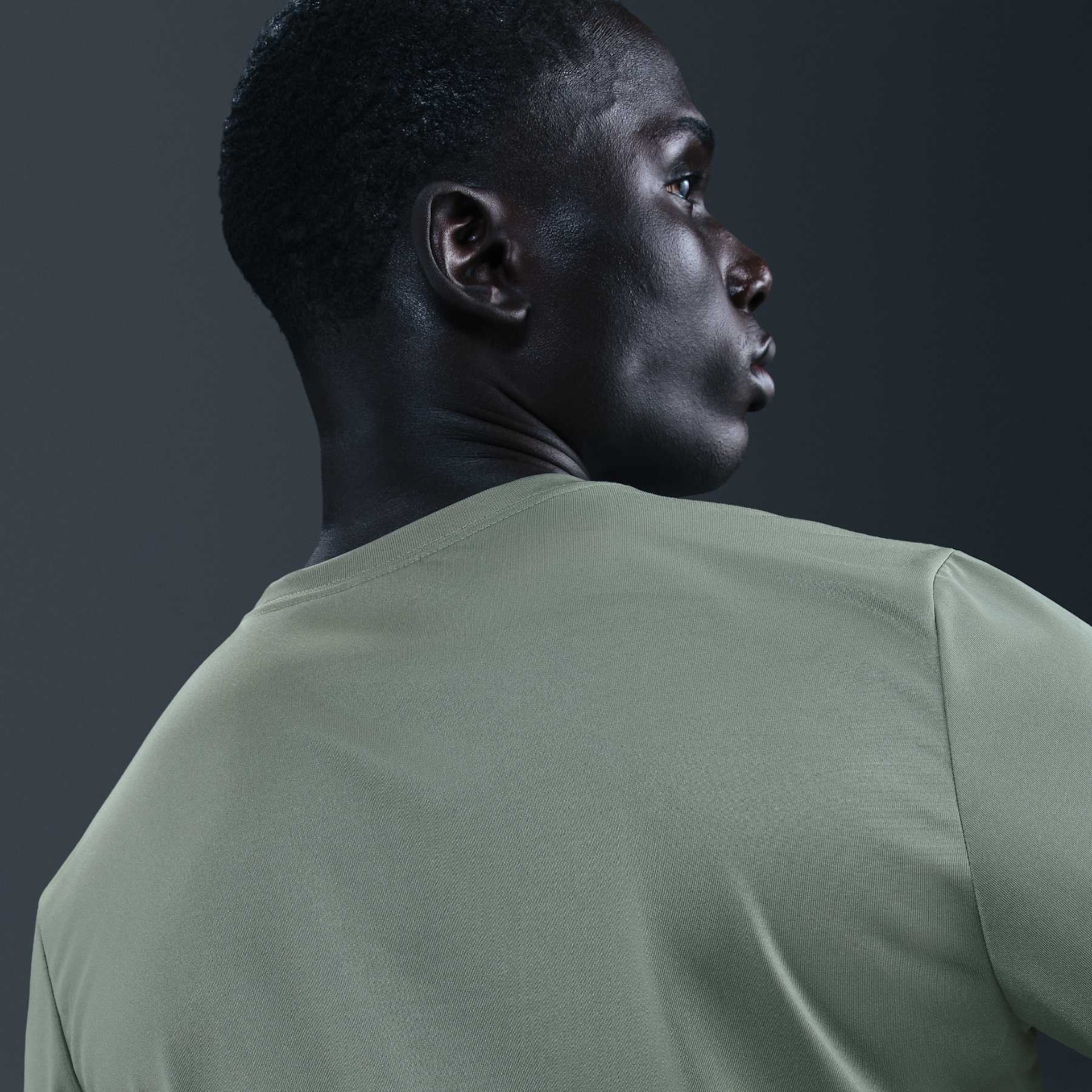 Camiseta Nike Dri-FIT Legend Masculina - Foto 2