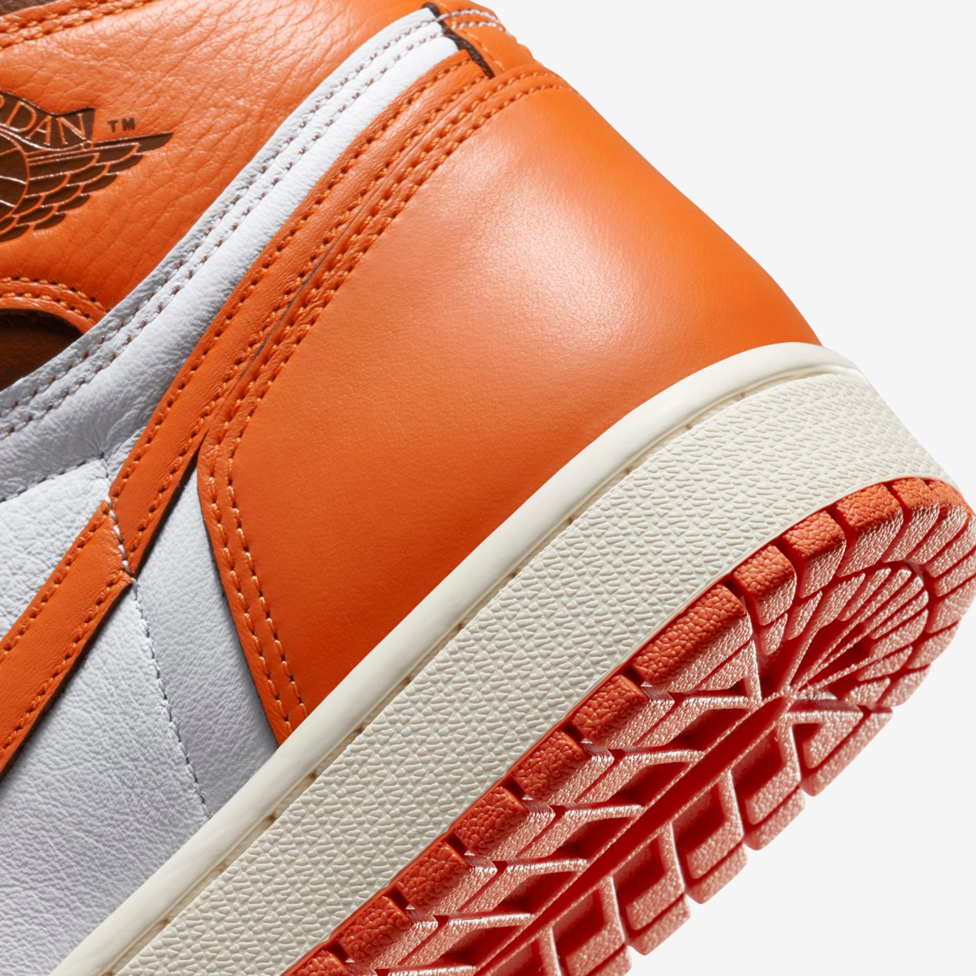 Tênis Nike Air Jordan 1 Retro HI OG Feminino - Foto 8