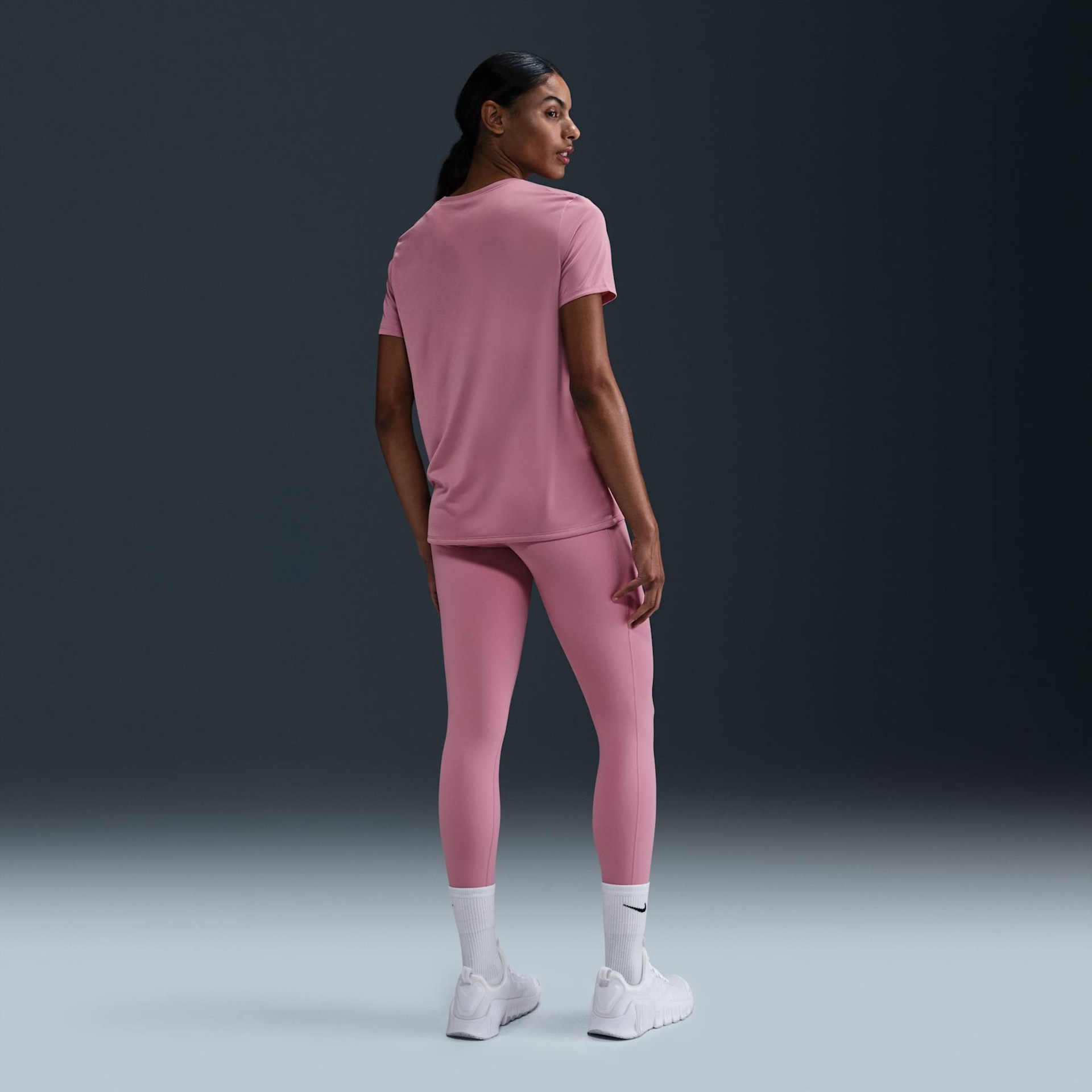 Camiseta Nike Dri-FIT Feminina - Foto 5