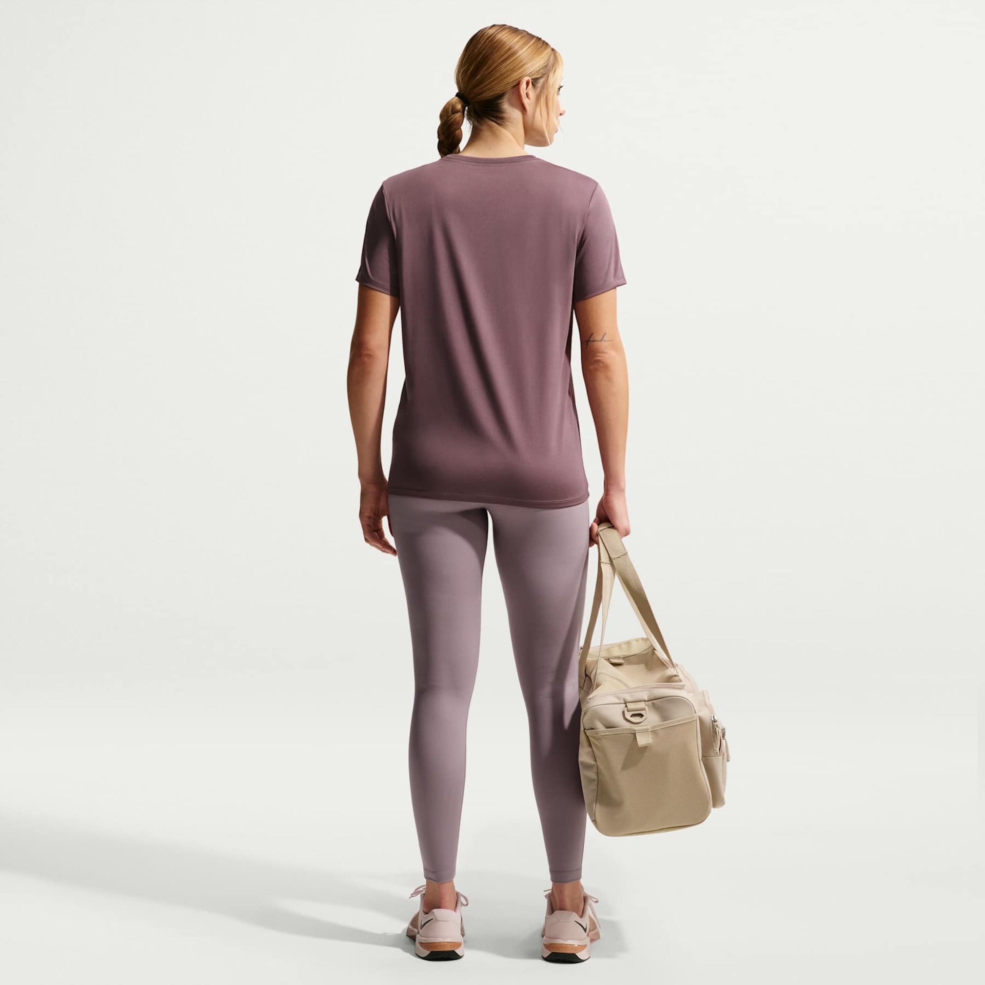 Camiseta Nike Dri-FIT Feminina - Foto 5