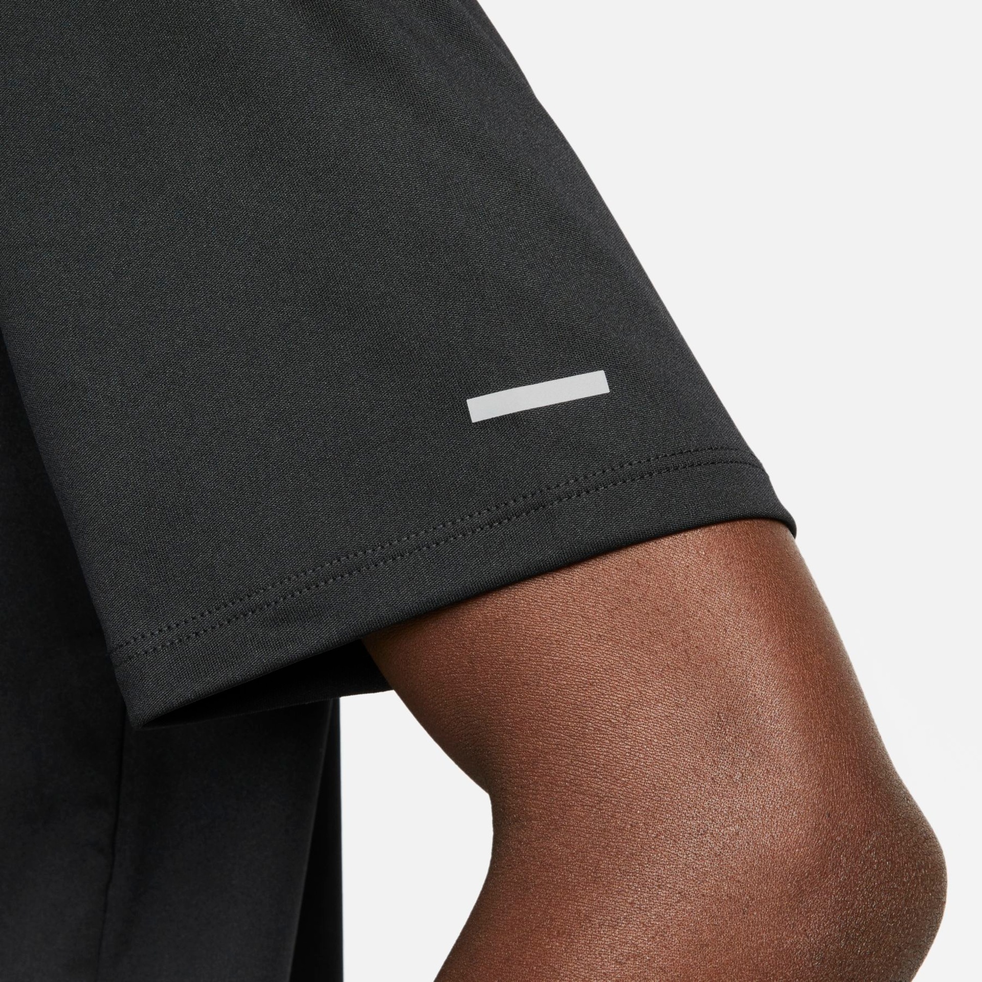 Camiseta Nike Dri-FIT UV Miler Run Division Masculina - Foto 4