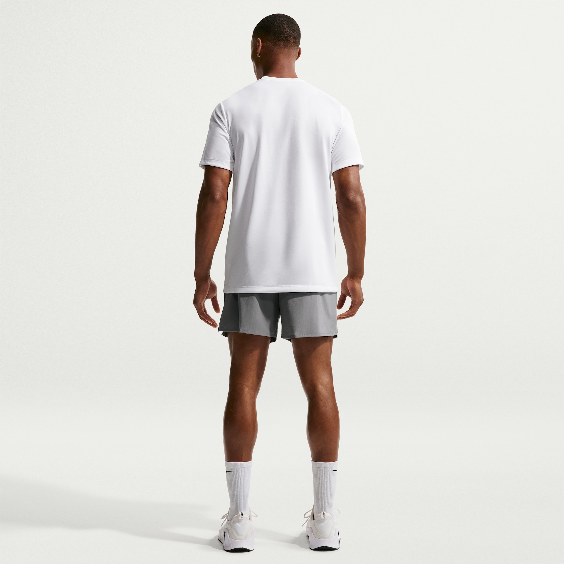 Camiseta Nike Dri-FIT Legend Masculina - Foto 4