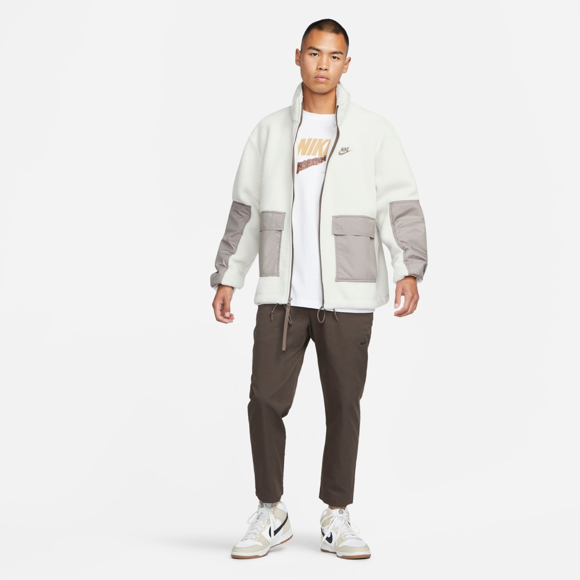 Camiseta Nike Sportswear Beans Masculina - Foto 6