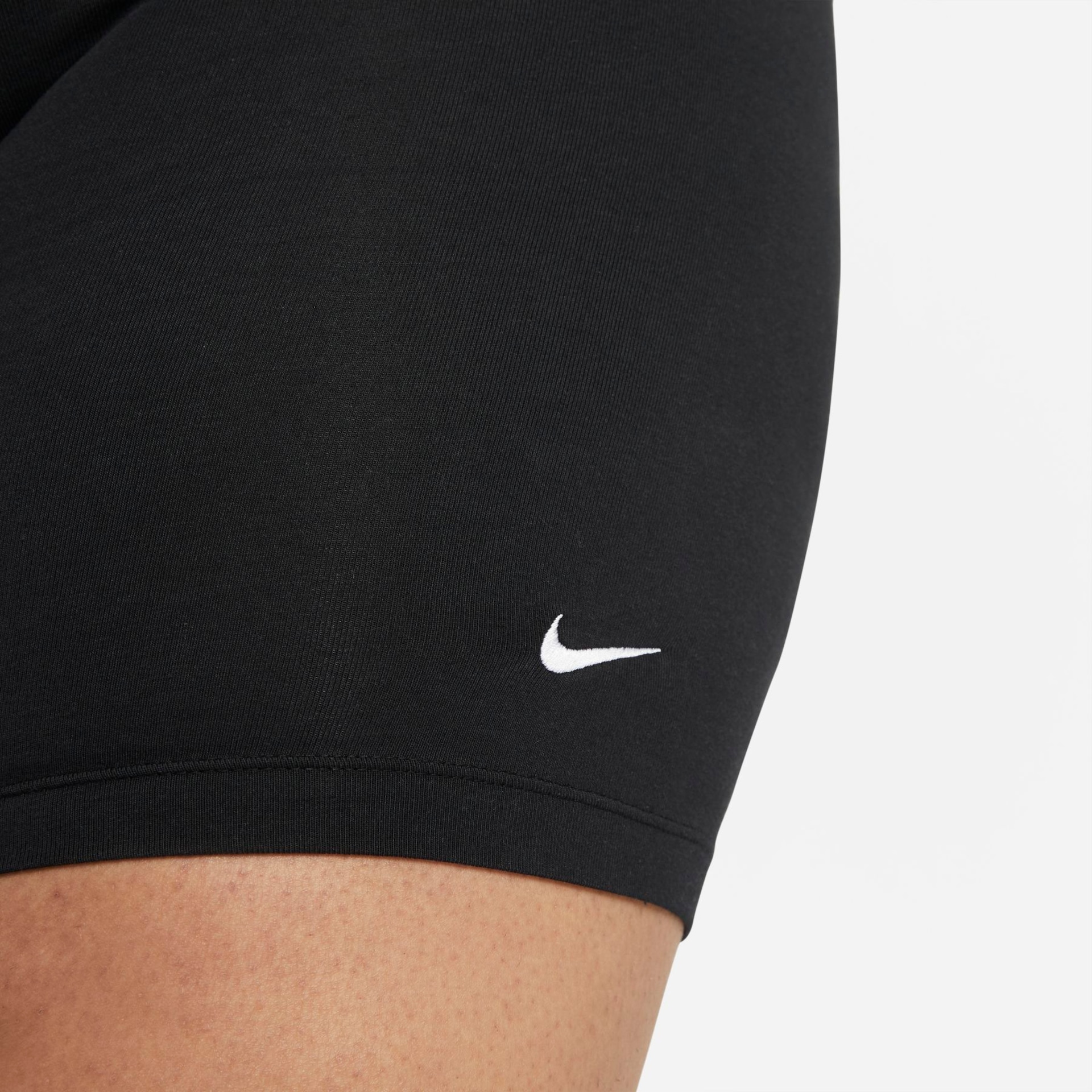 Plus Size - Shorts Nike Sportswear Essential Feminino - Foto 4