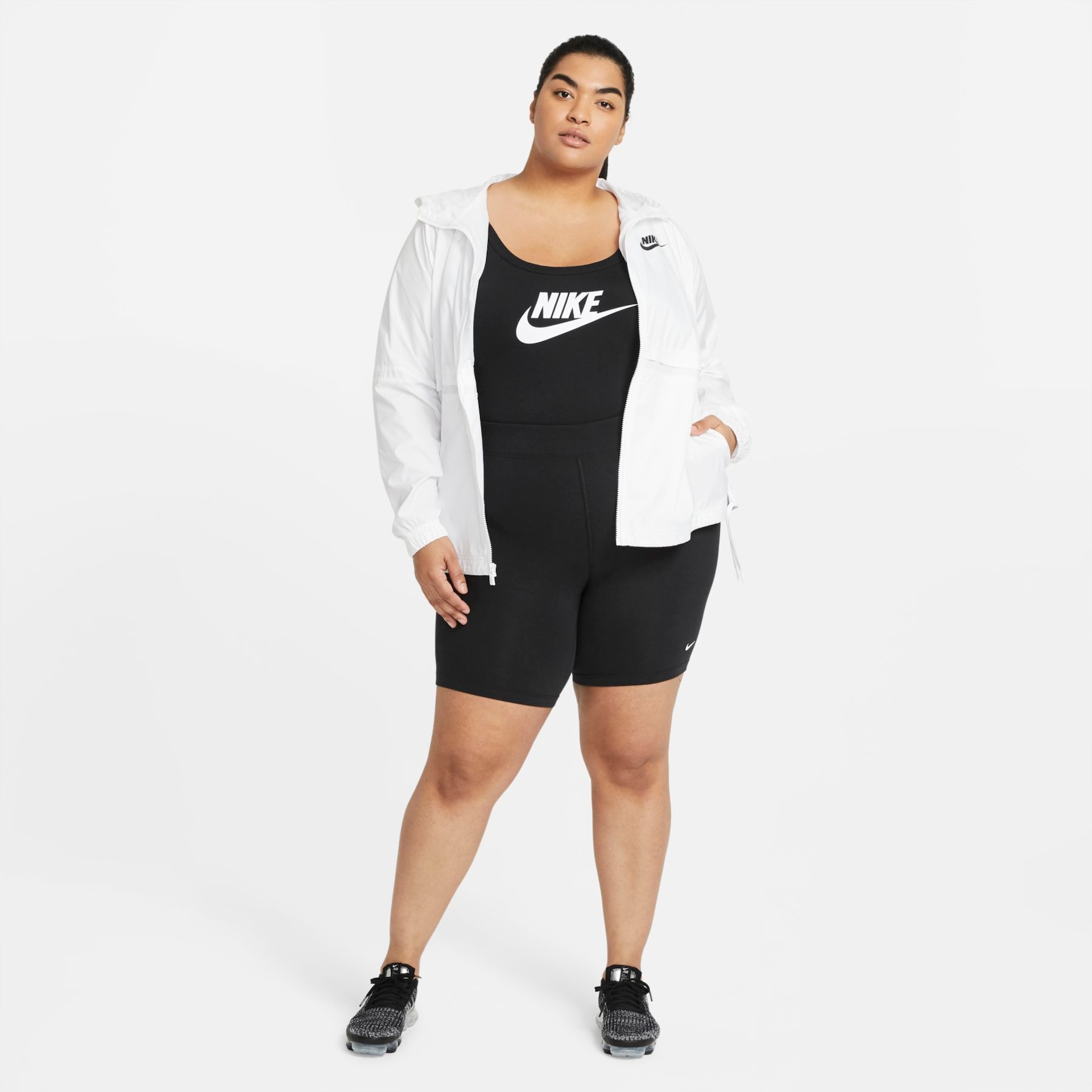 Plus Size - Shorts Nike Sportswear Essential Feminino - Foto 5