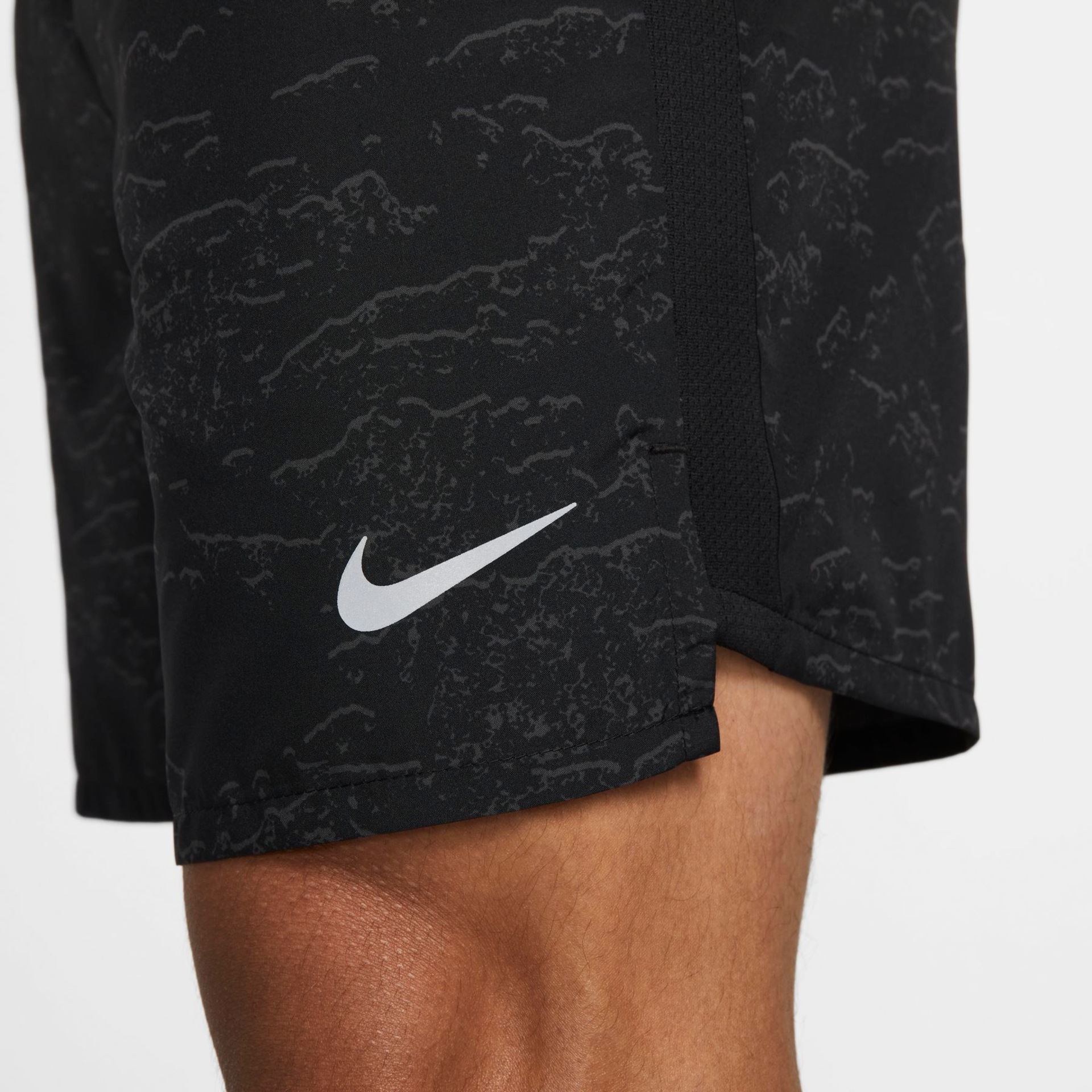 Shorts Nike Dri-FIT Run Division Challenger Masculino - Foto 7