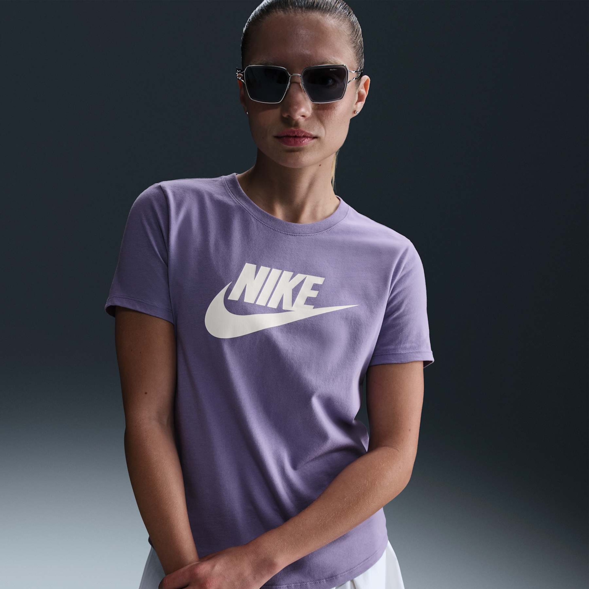 Camiseta Nike Sportswear Essentials Feminina - Foto 1