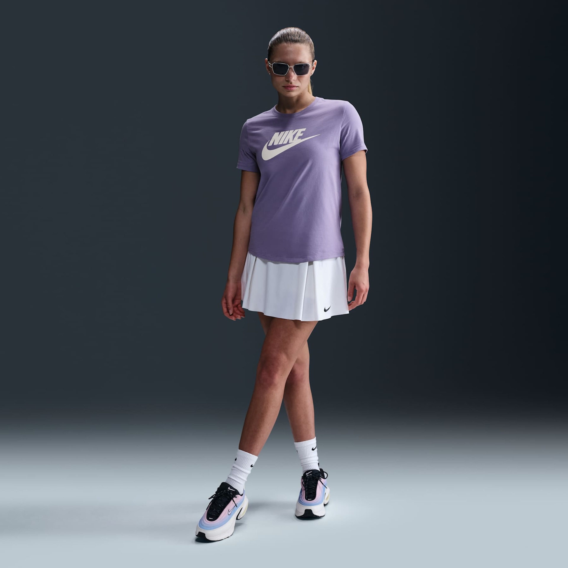 Camiseta Nike Sportswear Essentials Feminina - Foto 4