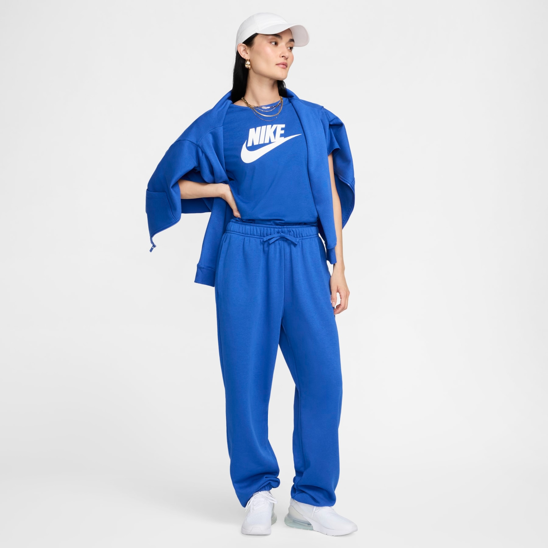 Camiseta Nike Sportswear Essentials Feminina - Foto 4