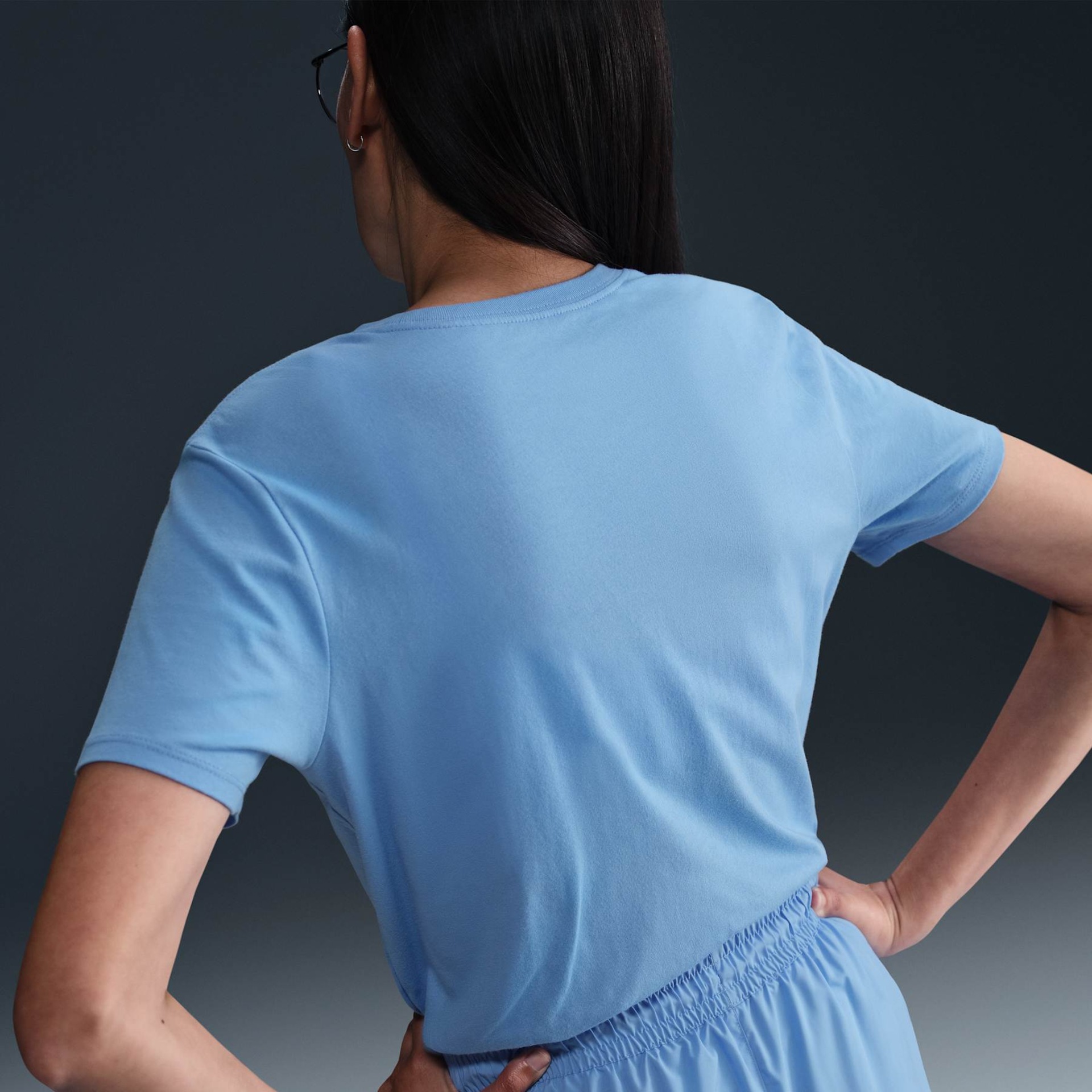 Camiseta Nike Sportswear Essentials Feminina - Foto 2