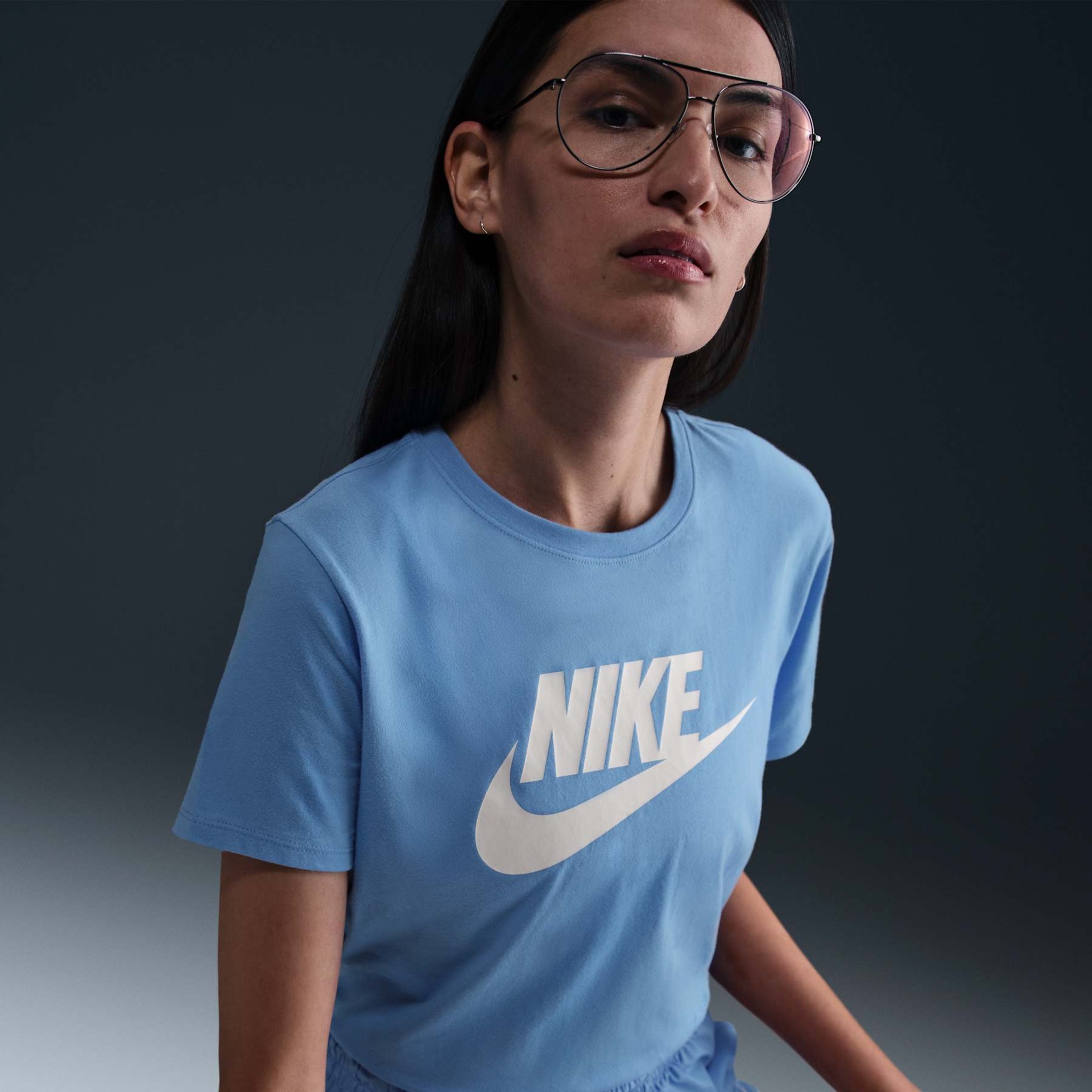 Camiseta Nike Sportswear Essentials Feminina - Foto 3