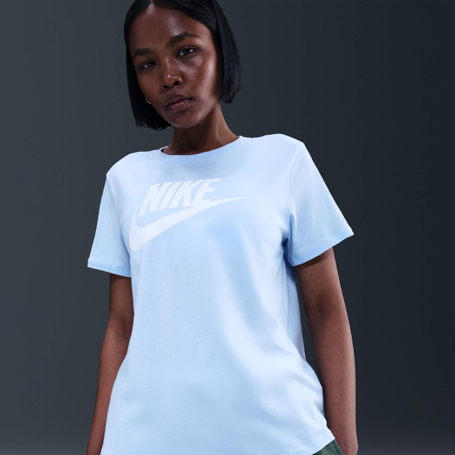 Imagem principal de Camiseta Nike Sportswear Essentials Feminina