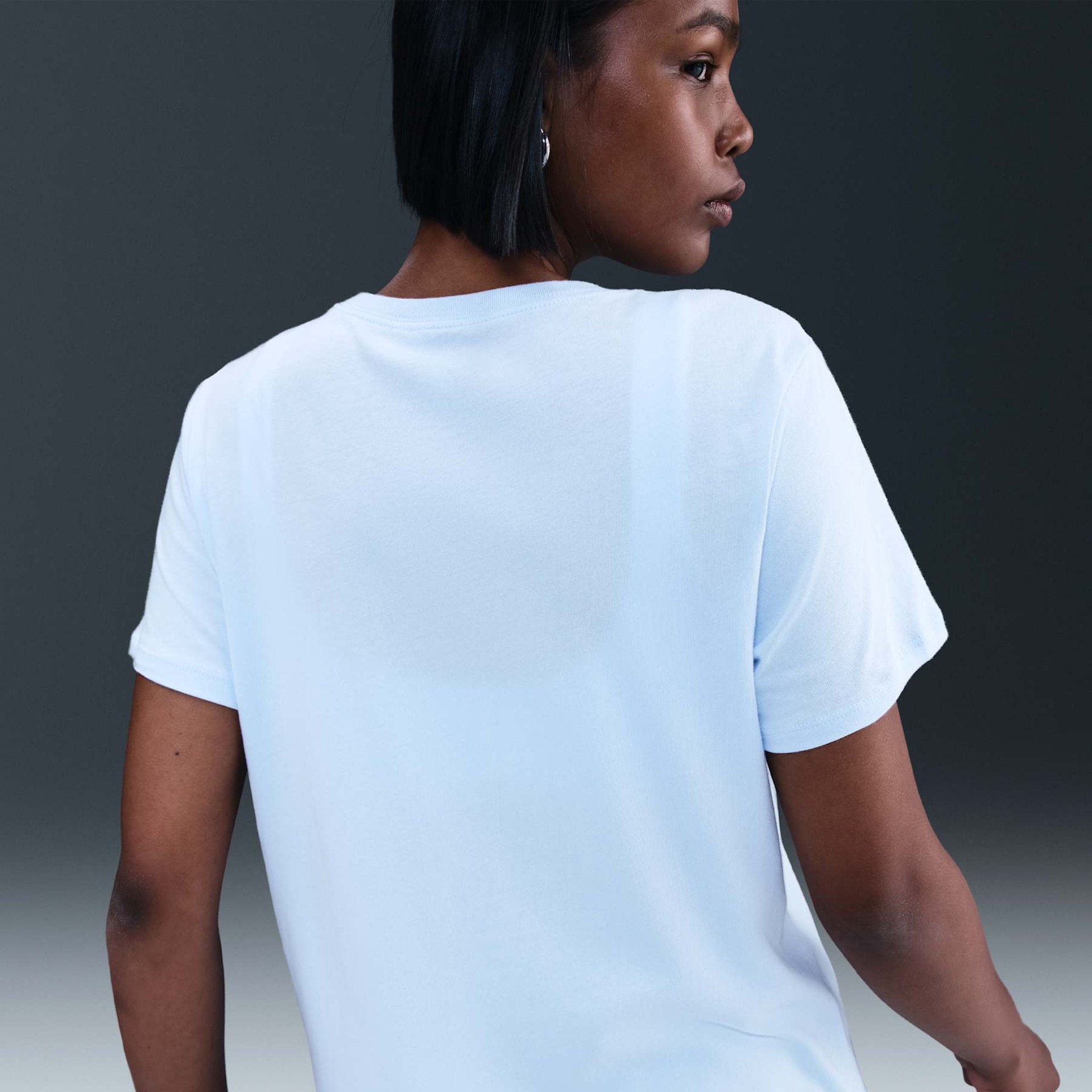Camiseta Nike Sportswear Essentials Feminina - Foto 2