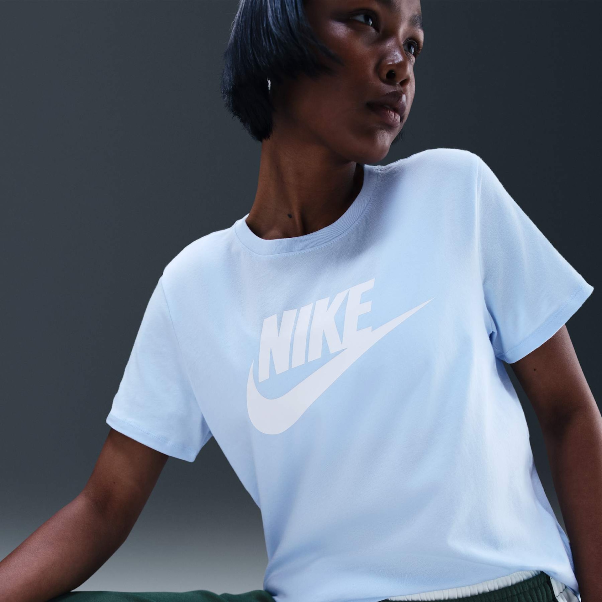 Camiseta Nike Sportswear Essentials Feminina - Foto 3