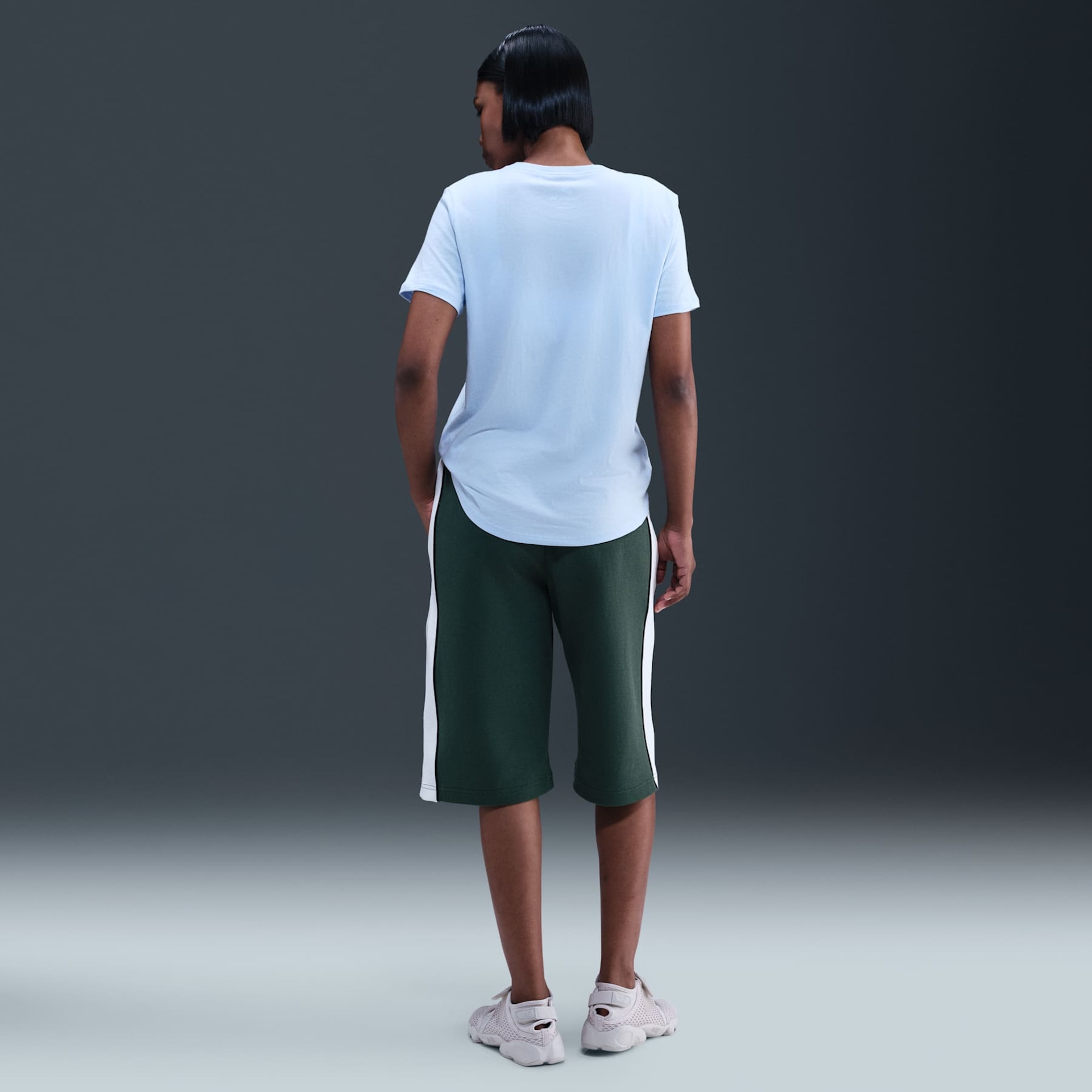 Camiseta Nike Sportswear Essentials Feminina - Foto 5