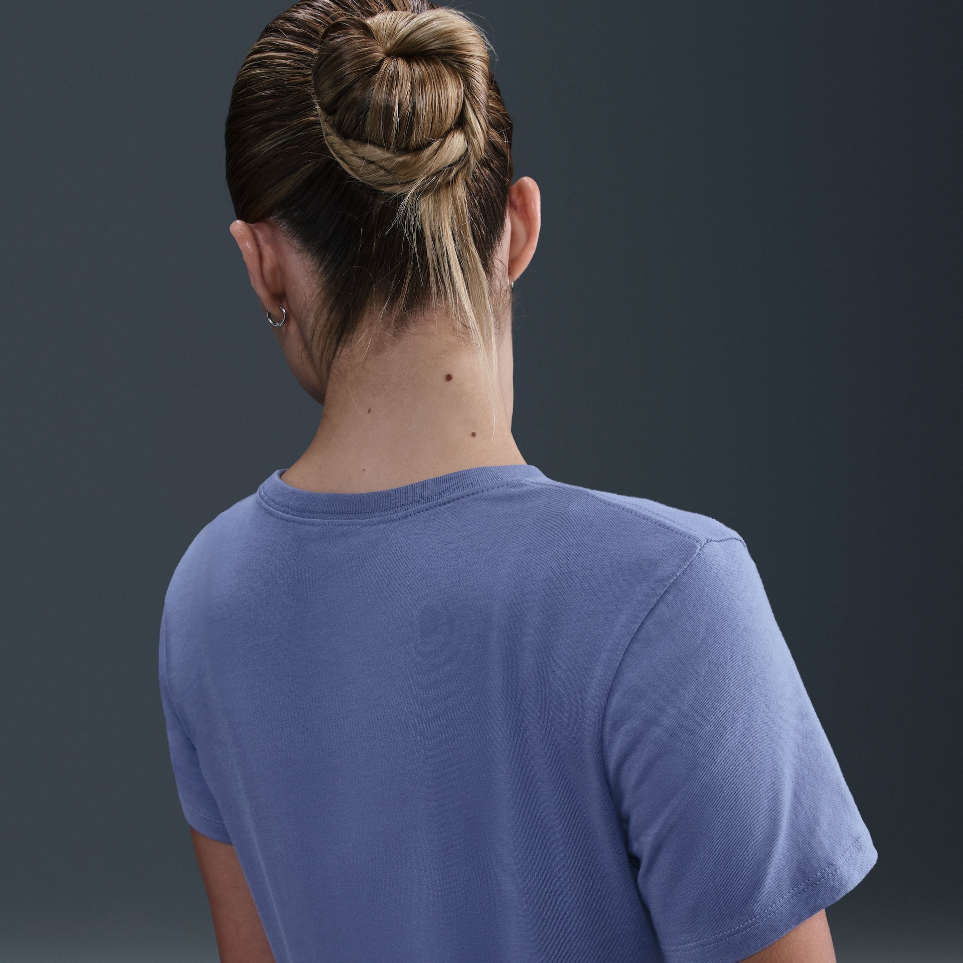 Camiseta Nike Sportswear Essentials Feminina - Foto 5