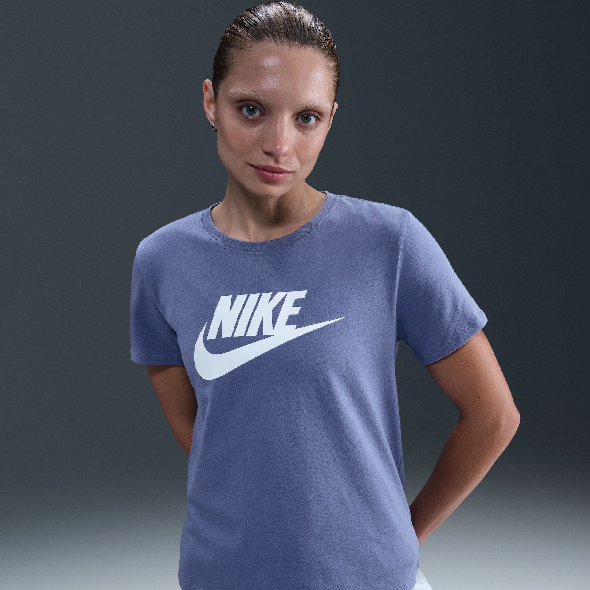Camiseta Nike Sportswear Essentials Feminina - Foto 2