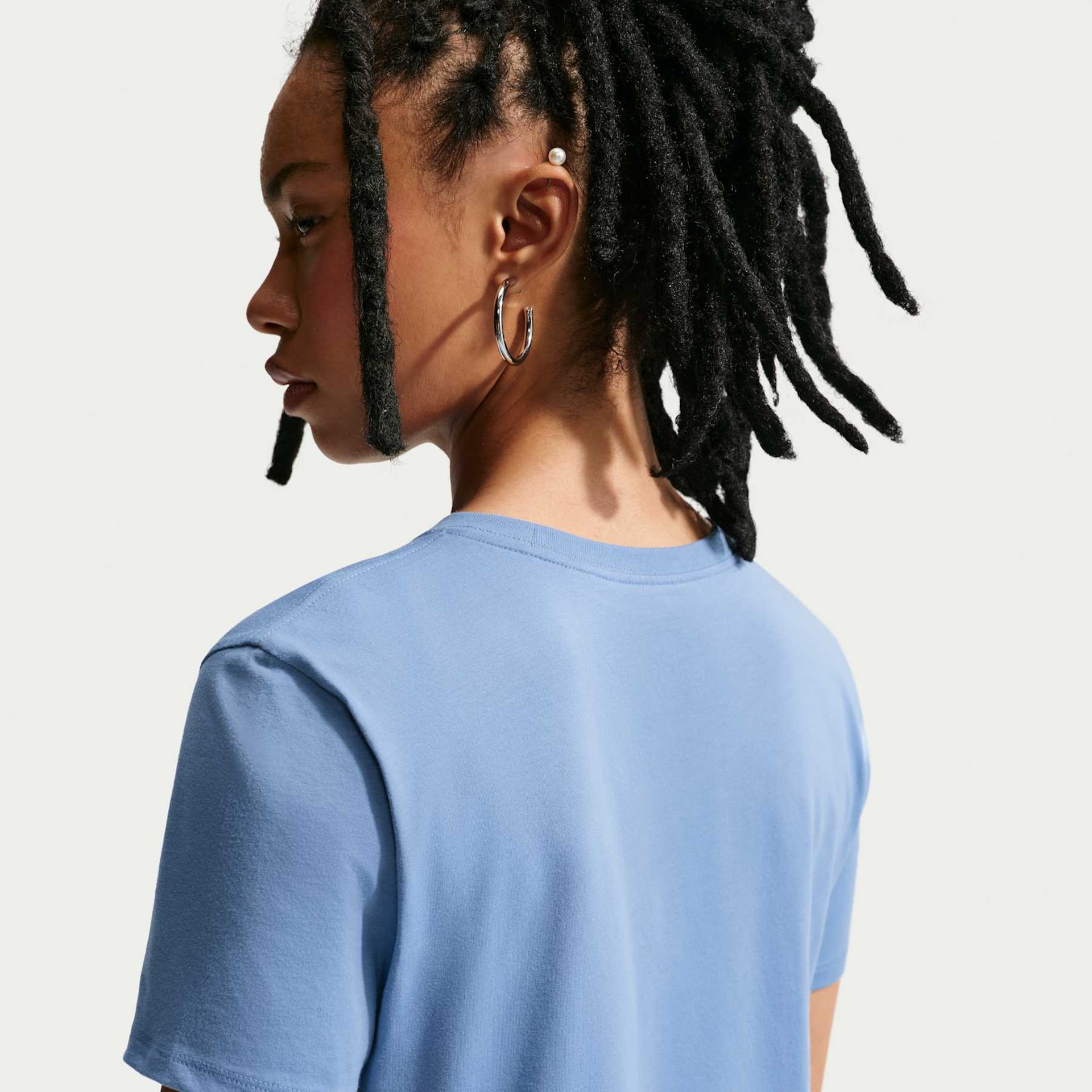 Camiseta Nike Sportswear Essentials Feminina - Foto 2