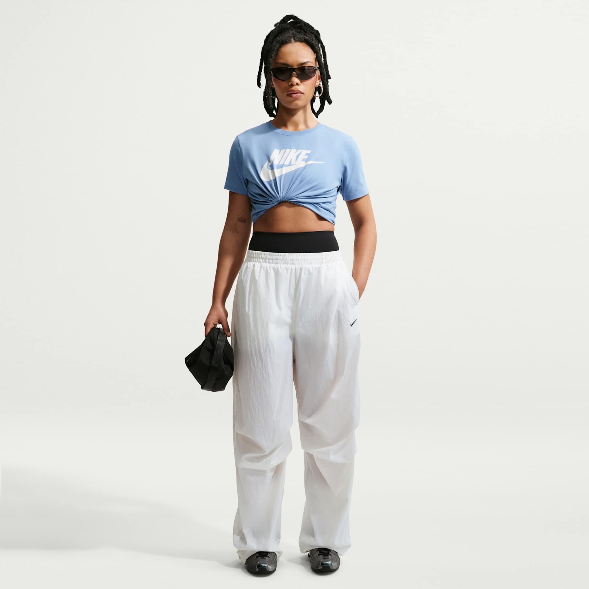 Camiseta Nike Sportswear Essentials Feminina - Foto 4