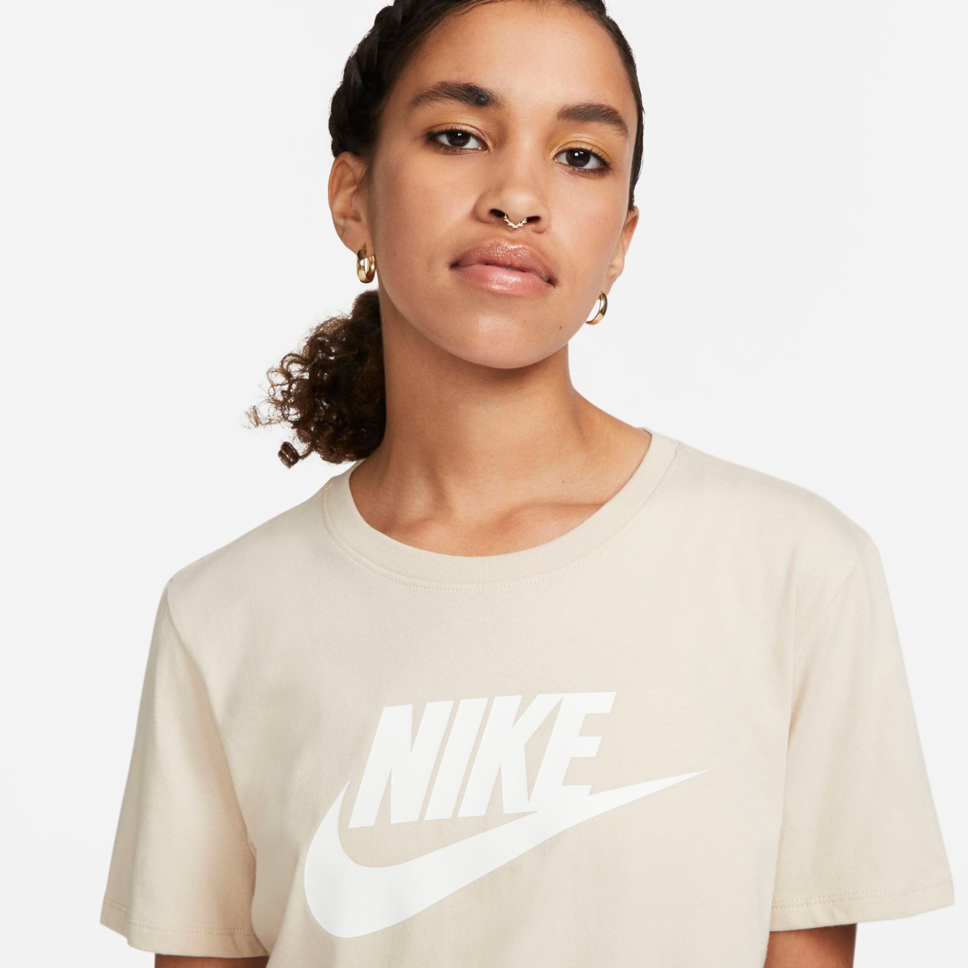 Camiseta Nike Sportswear Essentials Feminina - Foto 3